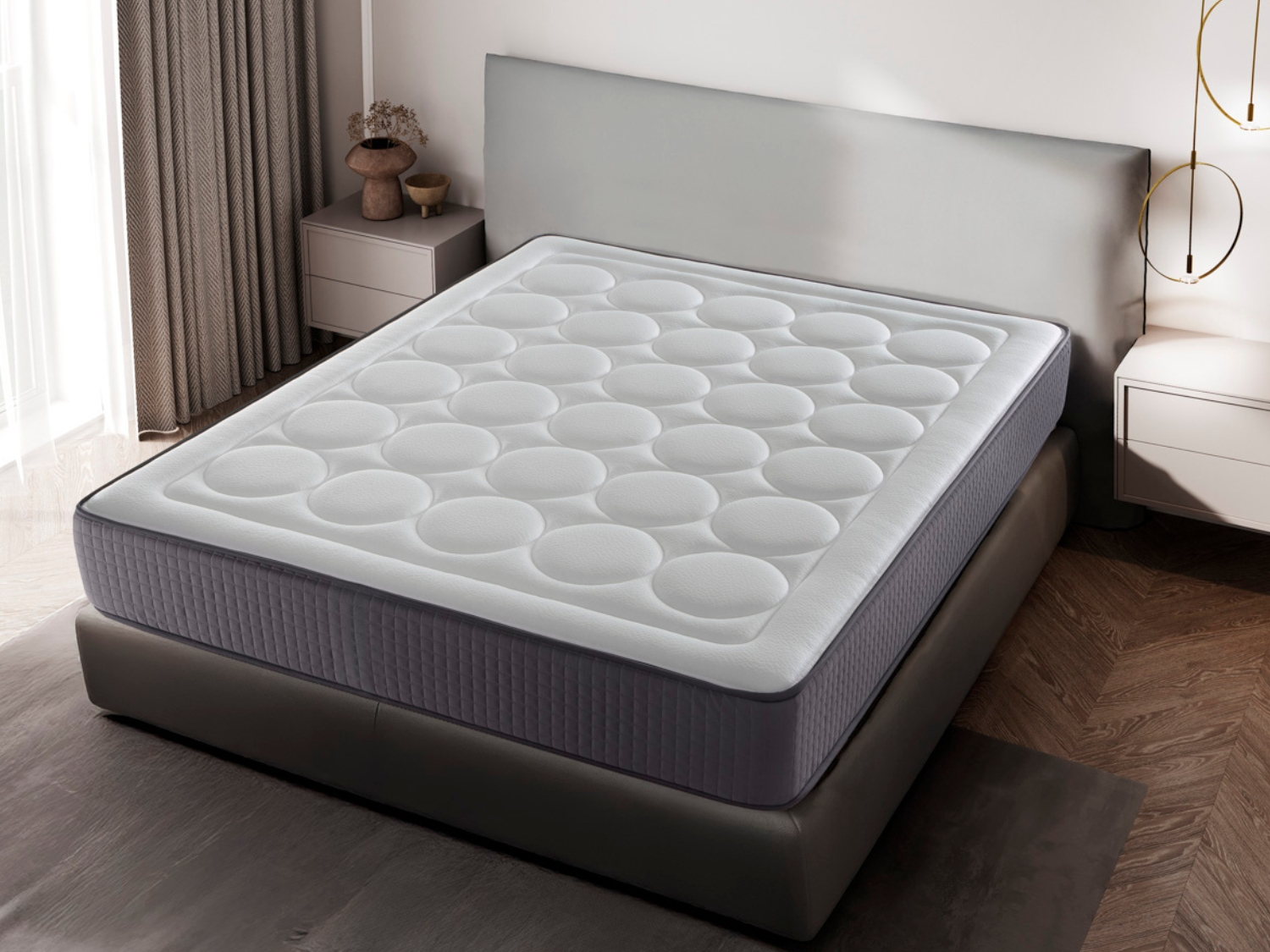 Una cubierta de colchón blanca con patrones circulares sobre una cama.