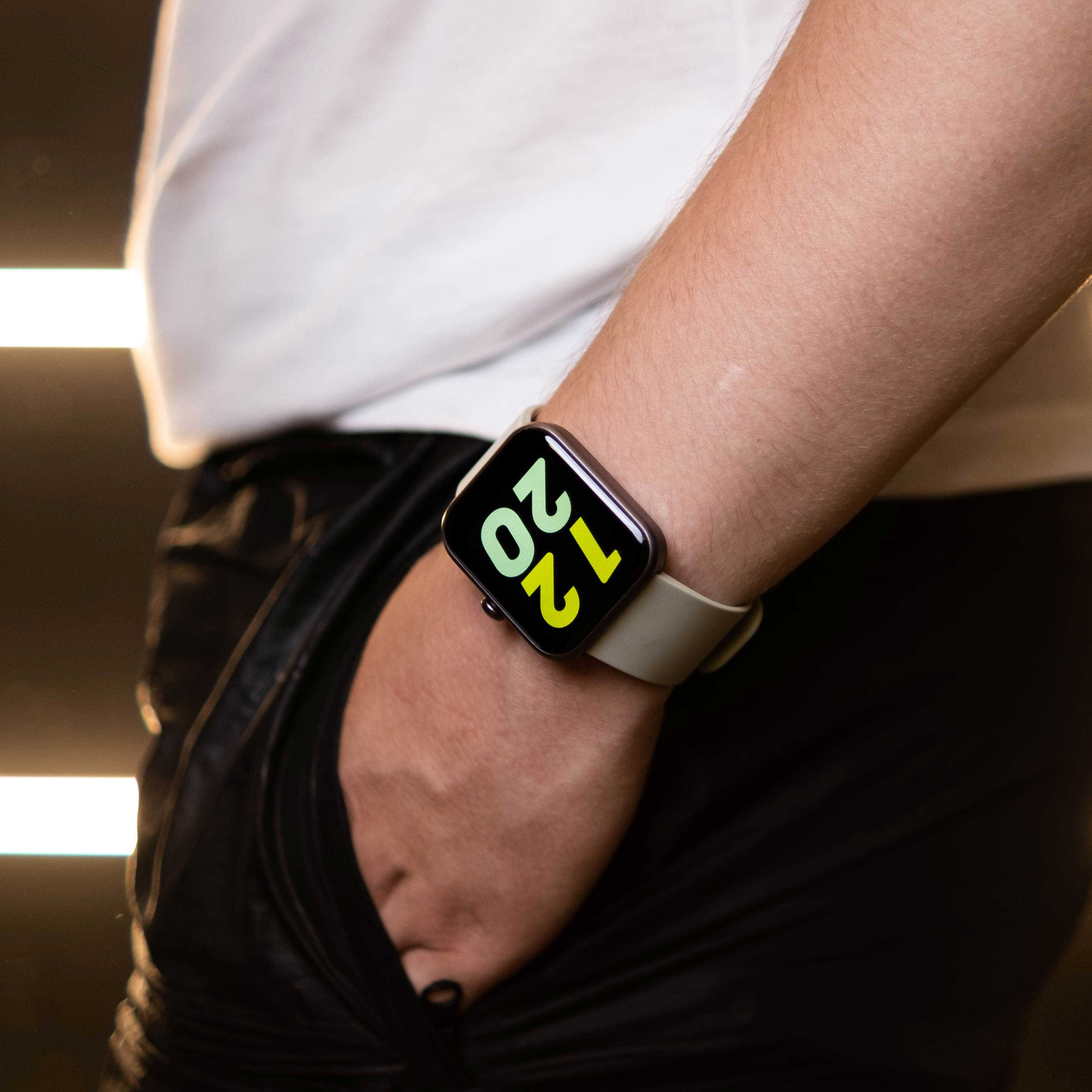Eine Person trägt eine Smartwatch mit digitaler Anzeige auf dem Handgelenk.
