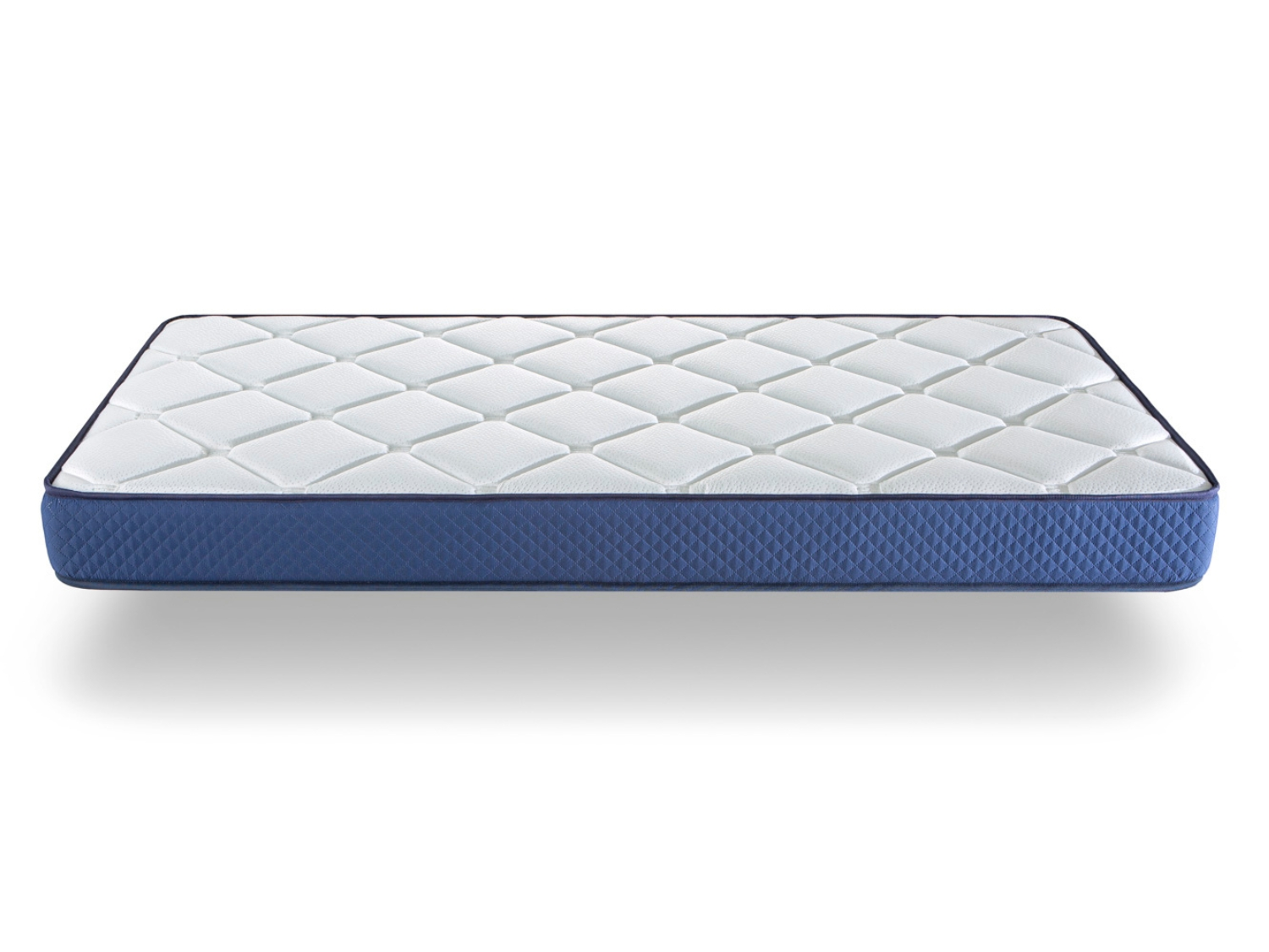 Un colchón blanco con borde azul y estampado de rombos sobre fondo blanco.