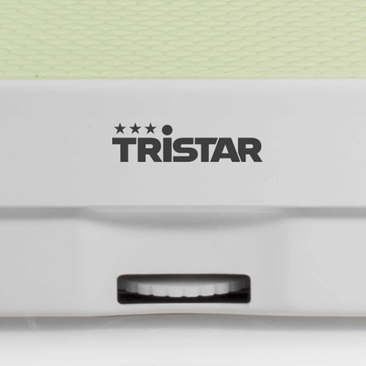 Primo piano di un elettrodomestico bianco con logo nero 'TRISTAR' e quattro stelle.