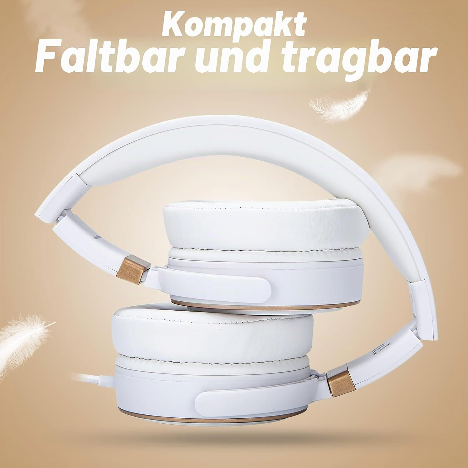 Kompakte weiße Kopfhörer, zusammengeklappt, mit goldenen Akzenten und Federn.