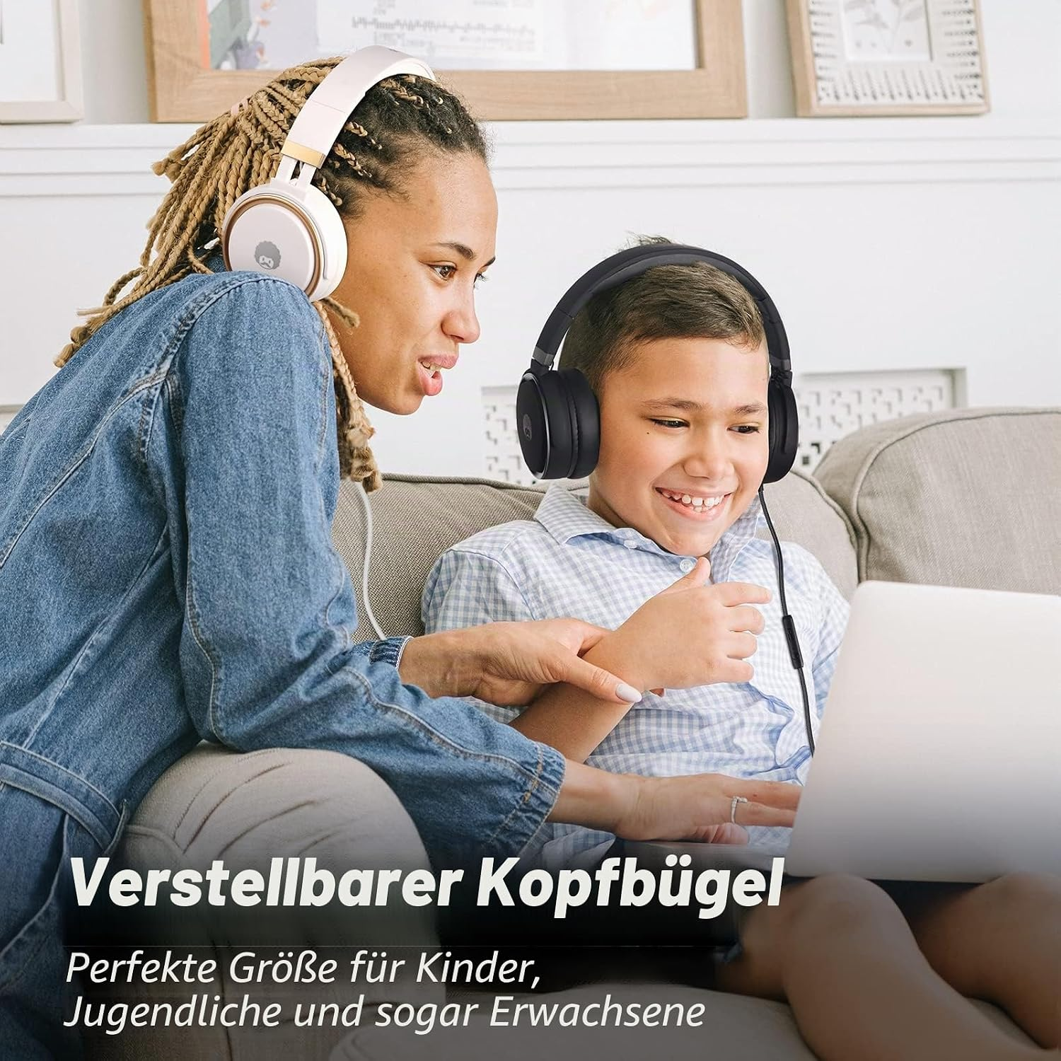 Frau und Kind tragen Kopfhörer und schauen auf einen Laptop. Text: Verstellbarer Kopfbügel.