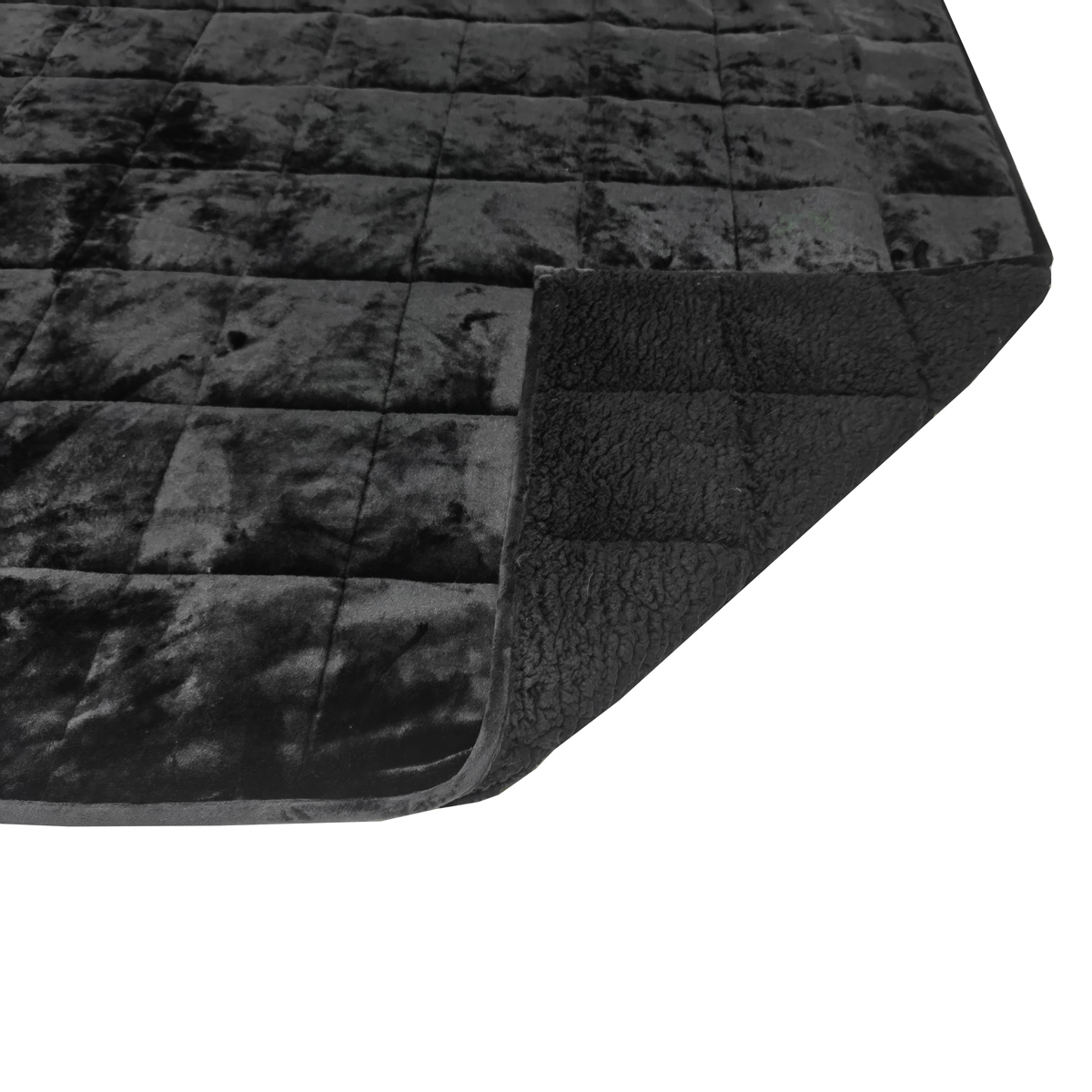 Schwarze Steppdecke mit zwei Oberflächen: Samt und Teddyfell.