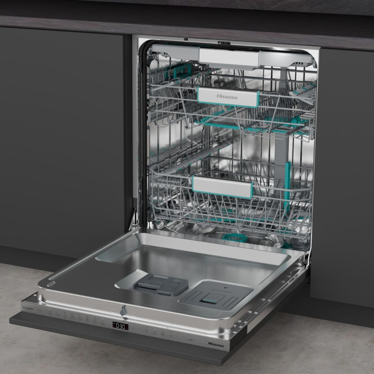 Een open Hisense vaatwasser met twee rekken en een zilverkleurige metalen binnenkant.