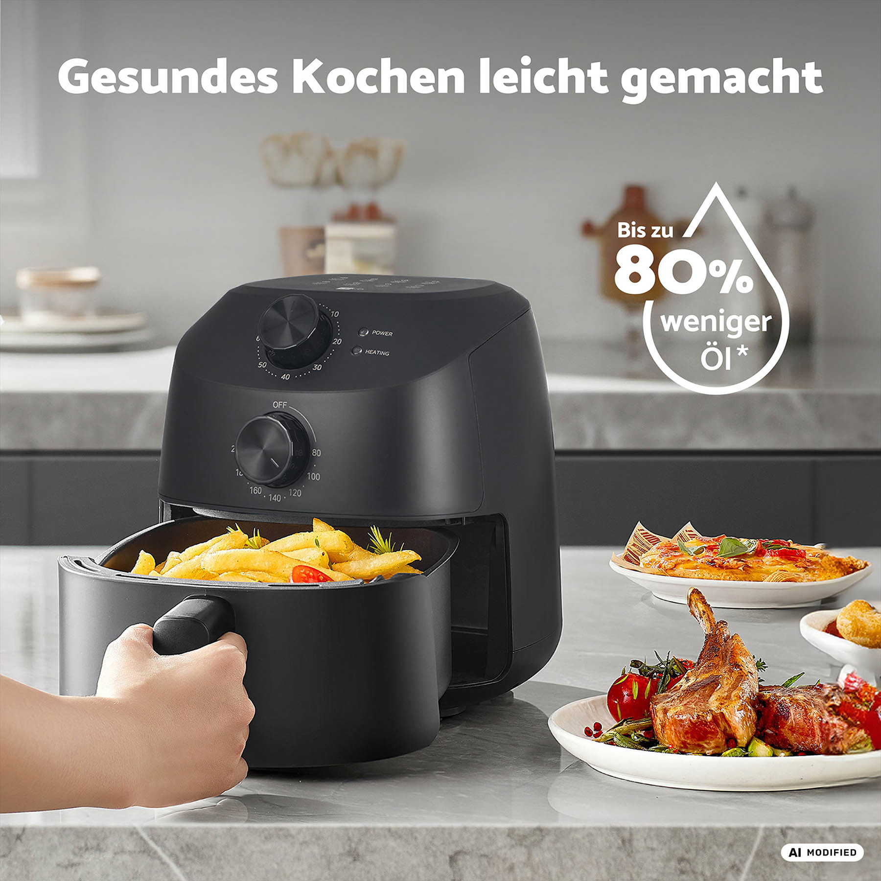 Eine schwarze Heißluftfritteuse mit Pommes Frites und Fleischgerichten daneben.