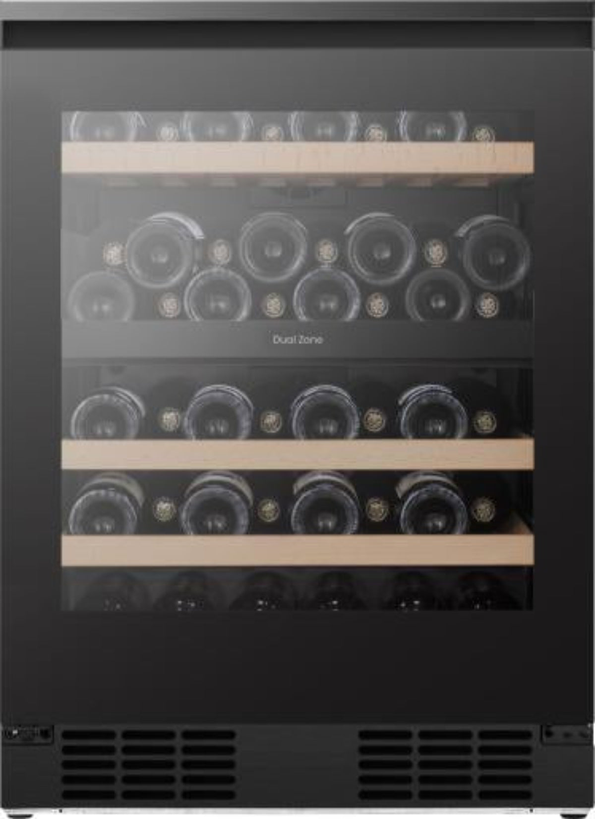 Een zwarte wijnkoeler met glazen deur die wijnflessen op houten planken bewaart.