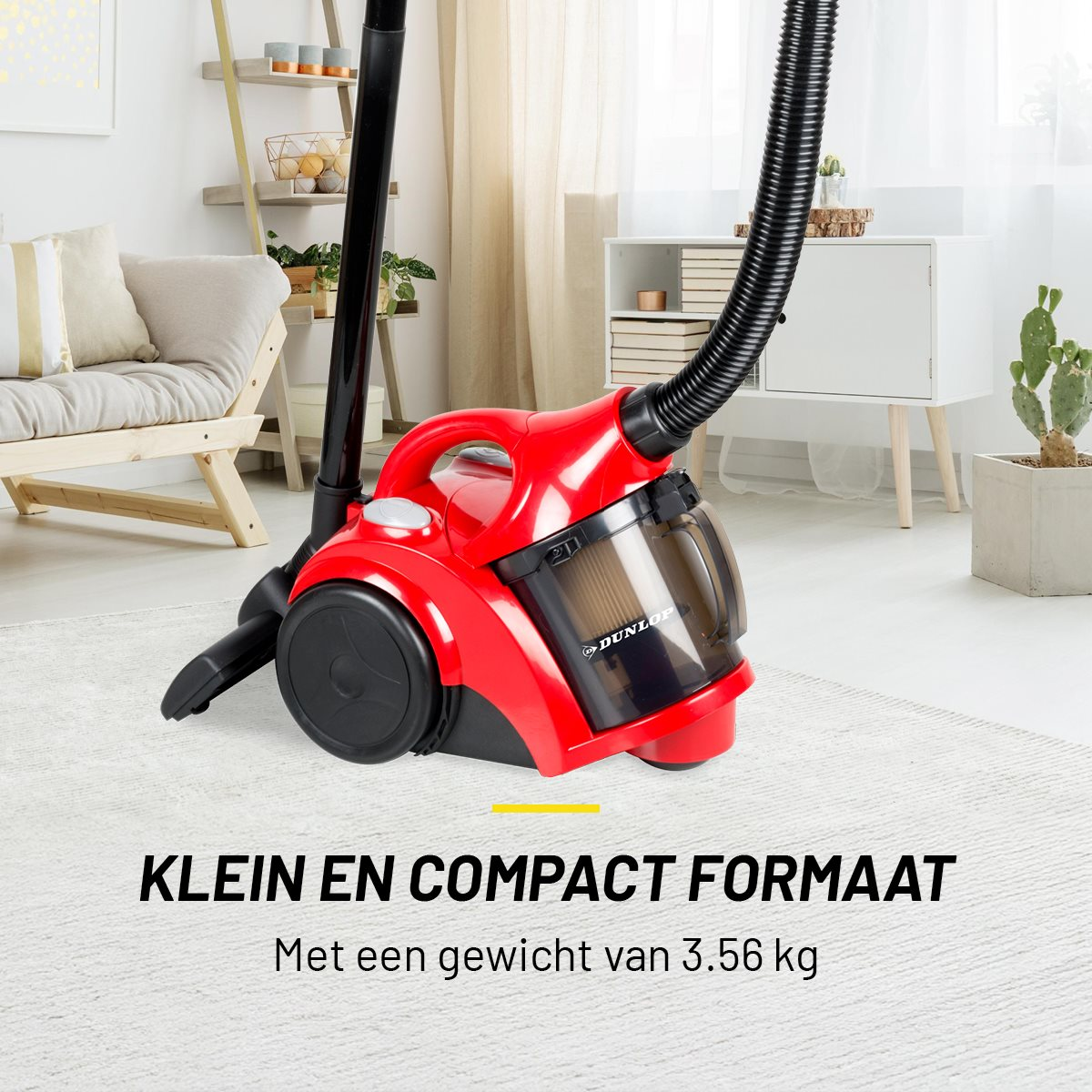 Ein roter Dunlop Staubsauger steht auf einem hellen Teppich. Möbel im Hintergrund.