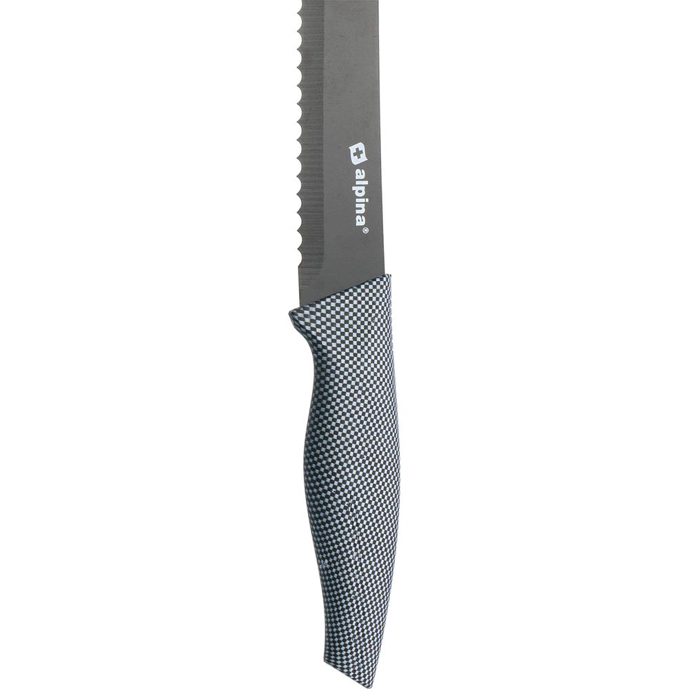 Ein Brotmesser mit gezahntem grauen Klingenteil und kariertem Griff.