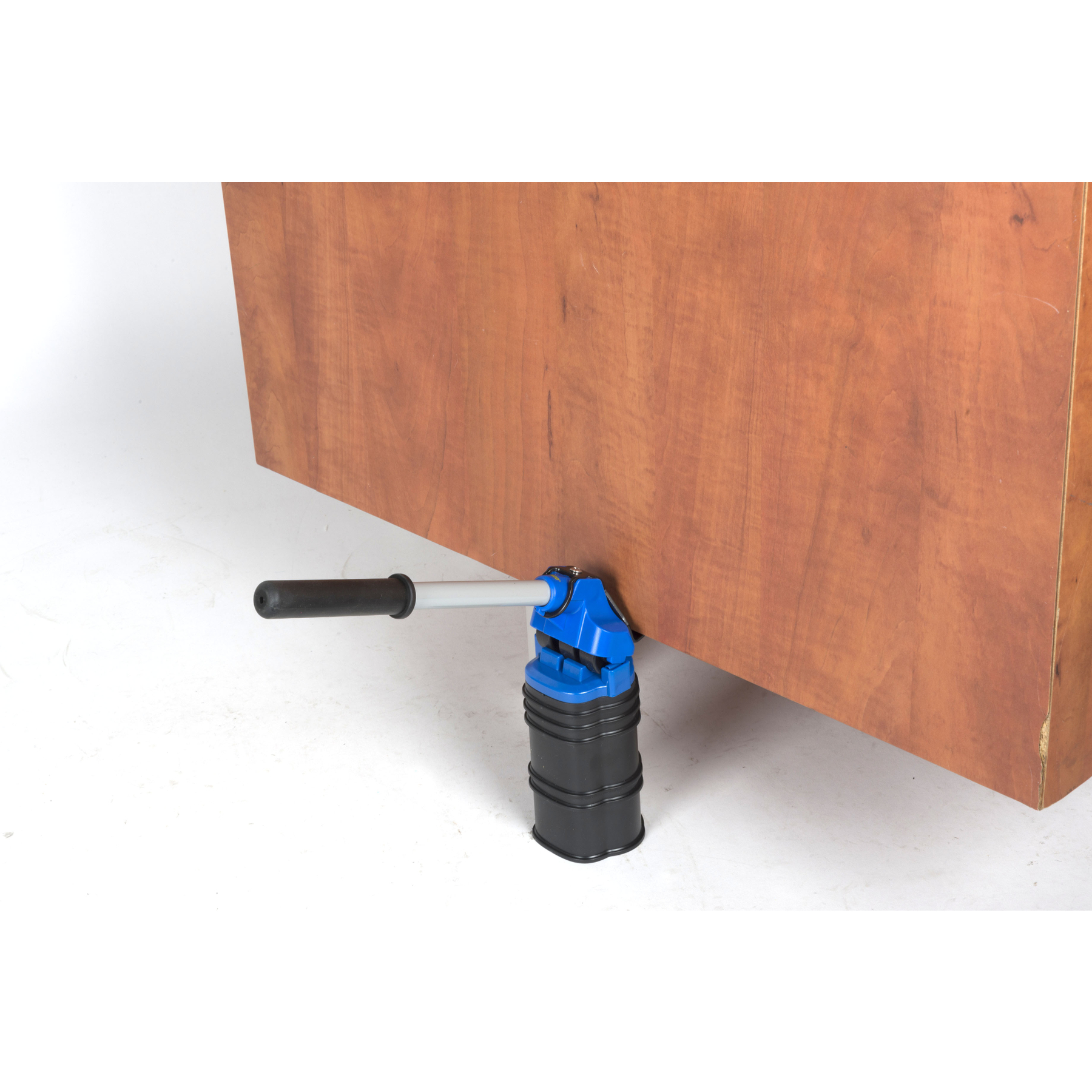 Un solleva mobili blu con manico nero solleva un mobile di legno da uno sfondo bianco.