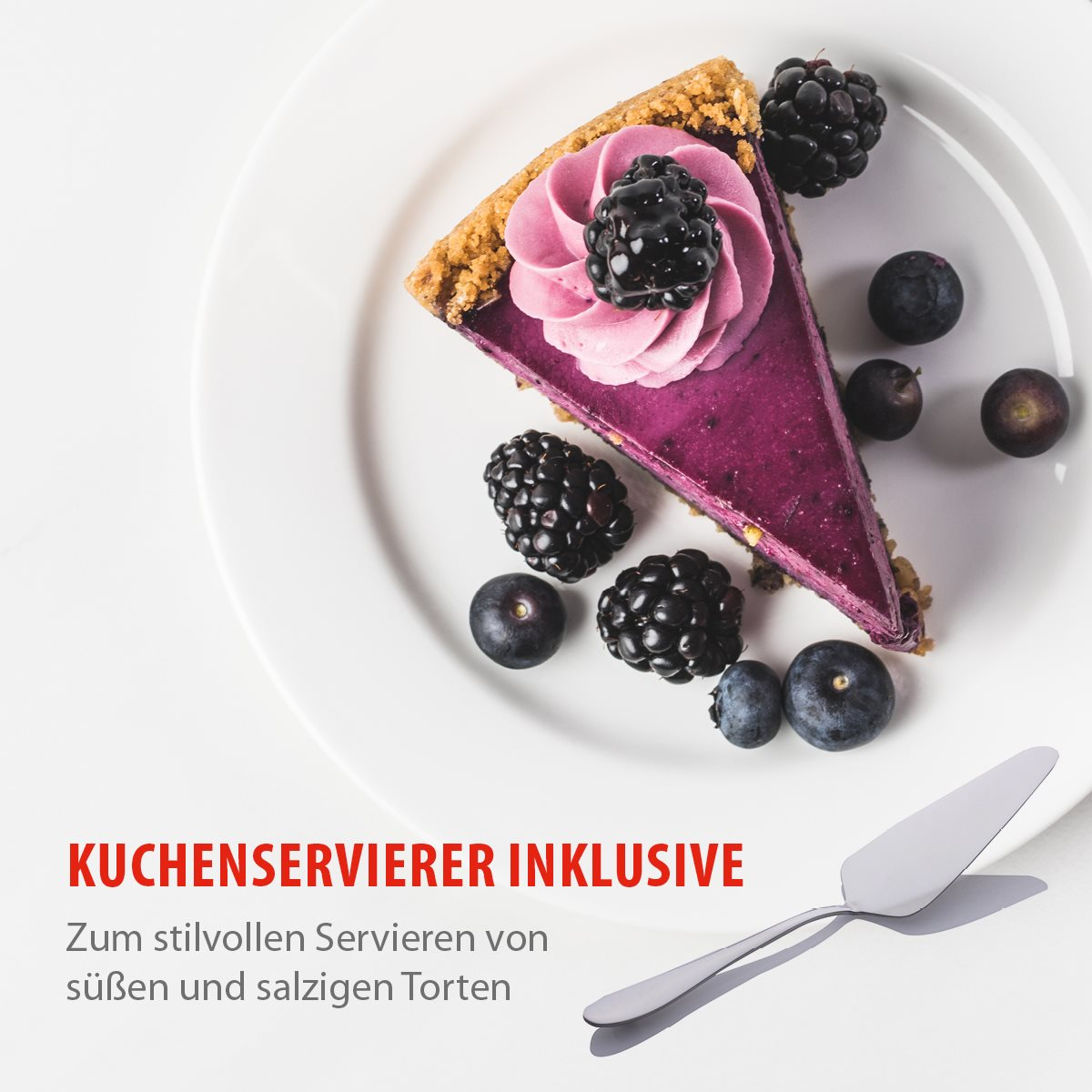 Ein Kuchenstück mit Beeren und rosa Creme auf einem Teller, daneben ein Tortenheber.