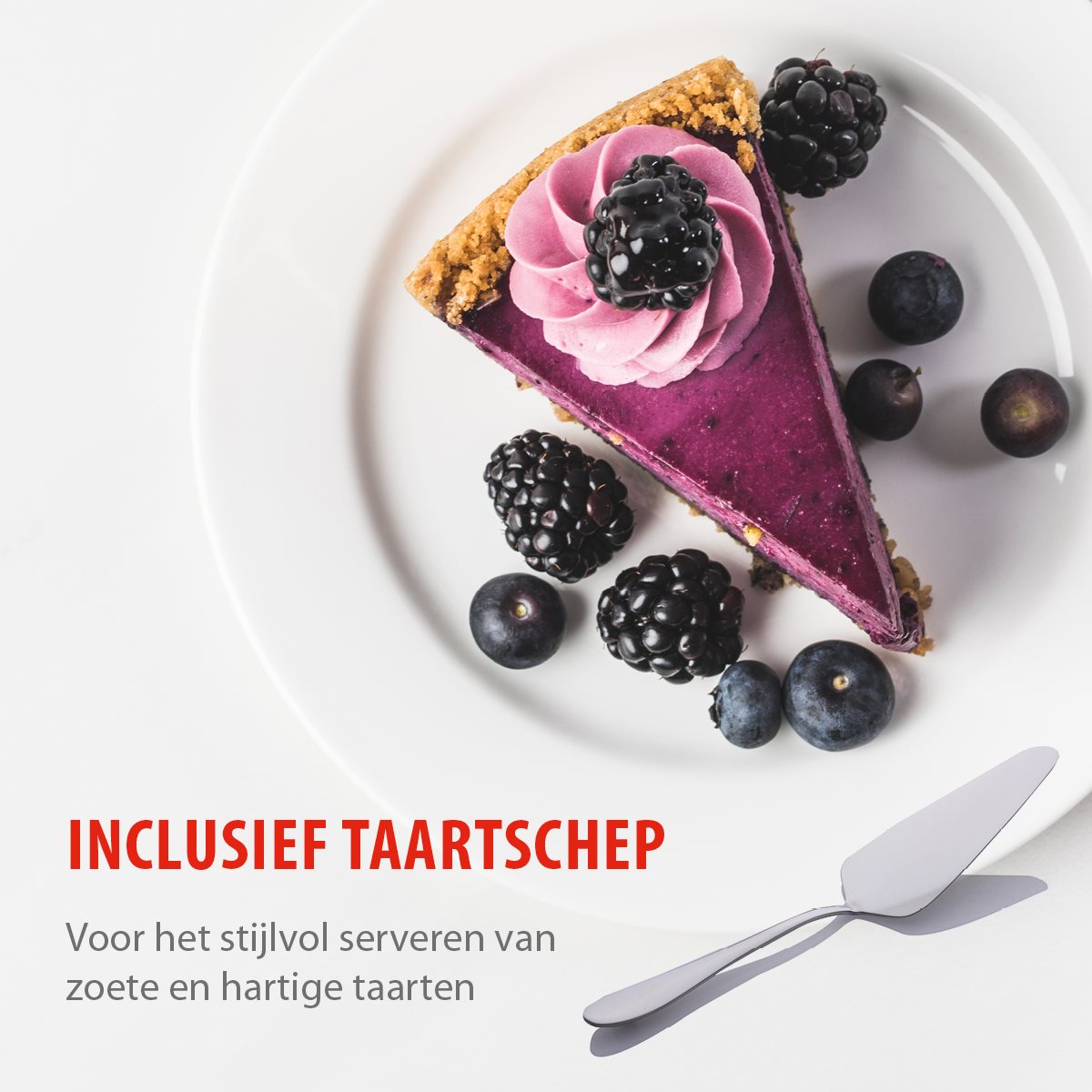 Ein Stück lila Beerenkuchen mit rosa Zuckerguss und Brombeeren auf einem weißen Teller.