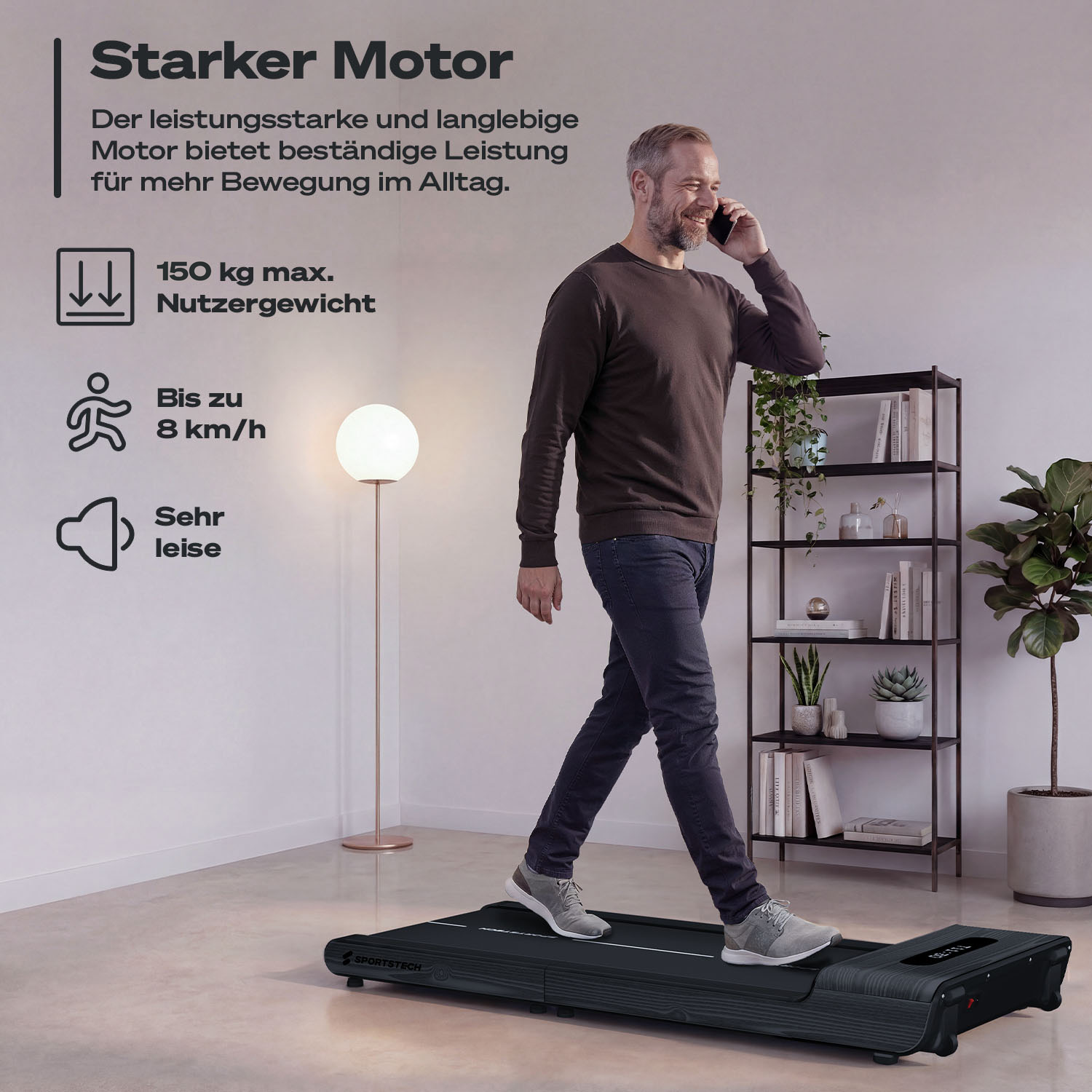 Ein Mann geht auf einem Laufband und telefoniert. Ein Regal steht im Hintergrund.