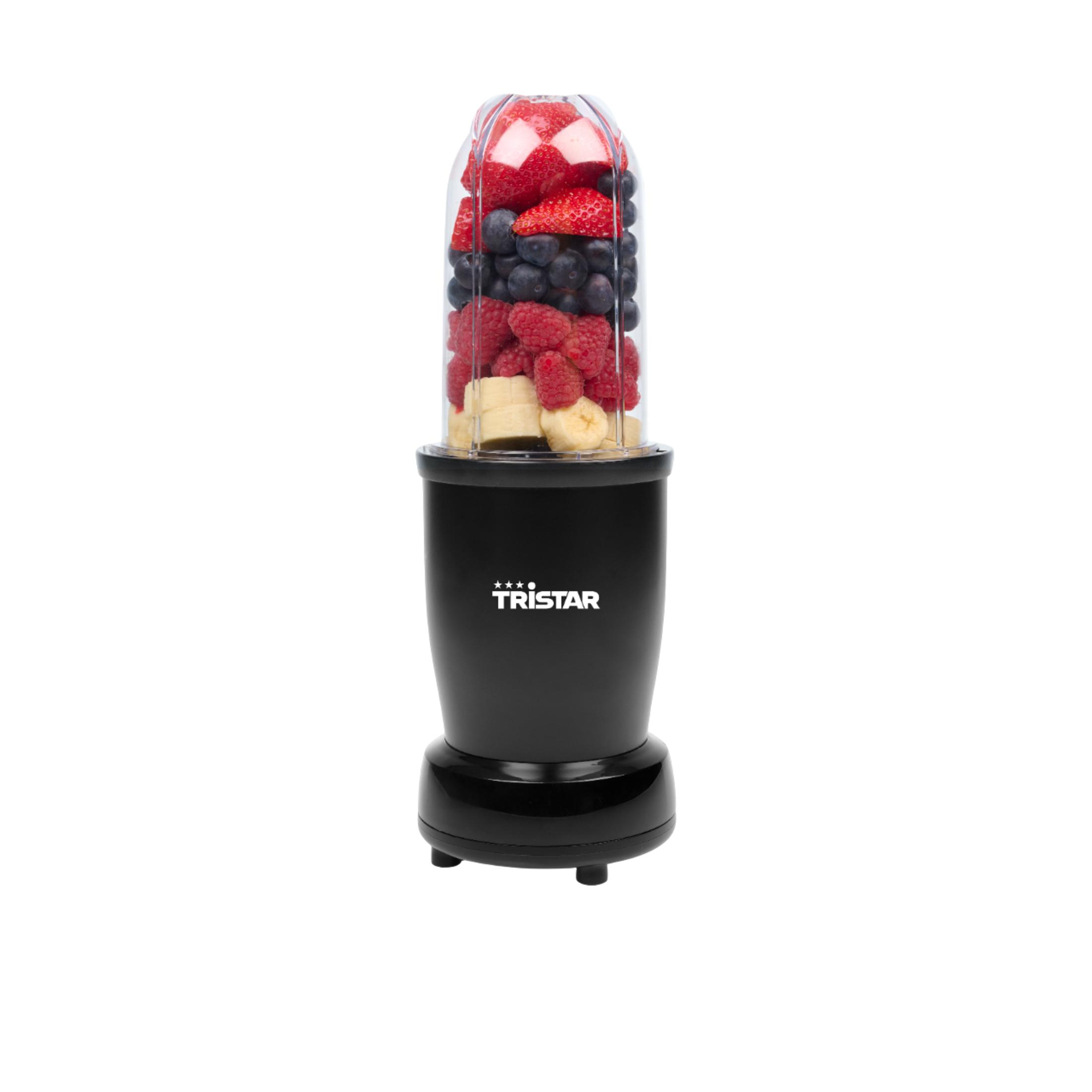 Schwarzer Mixer mit transparentem Behälter, gefüllt mit Erdbeeren, Blaubeeren, Himbeeren und Bananen.