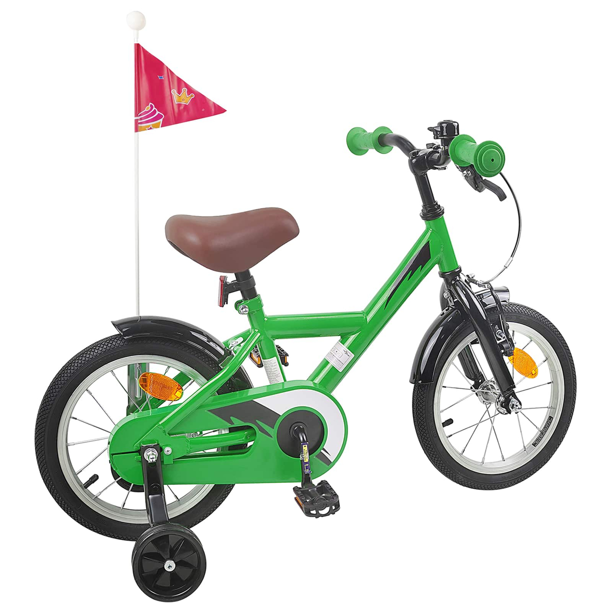 Grünes Kinderfahrrad mit Stützrädern, braunem Sattel und roter Flagge.