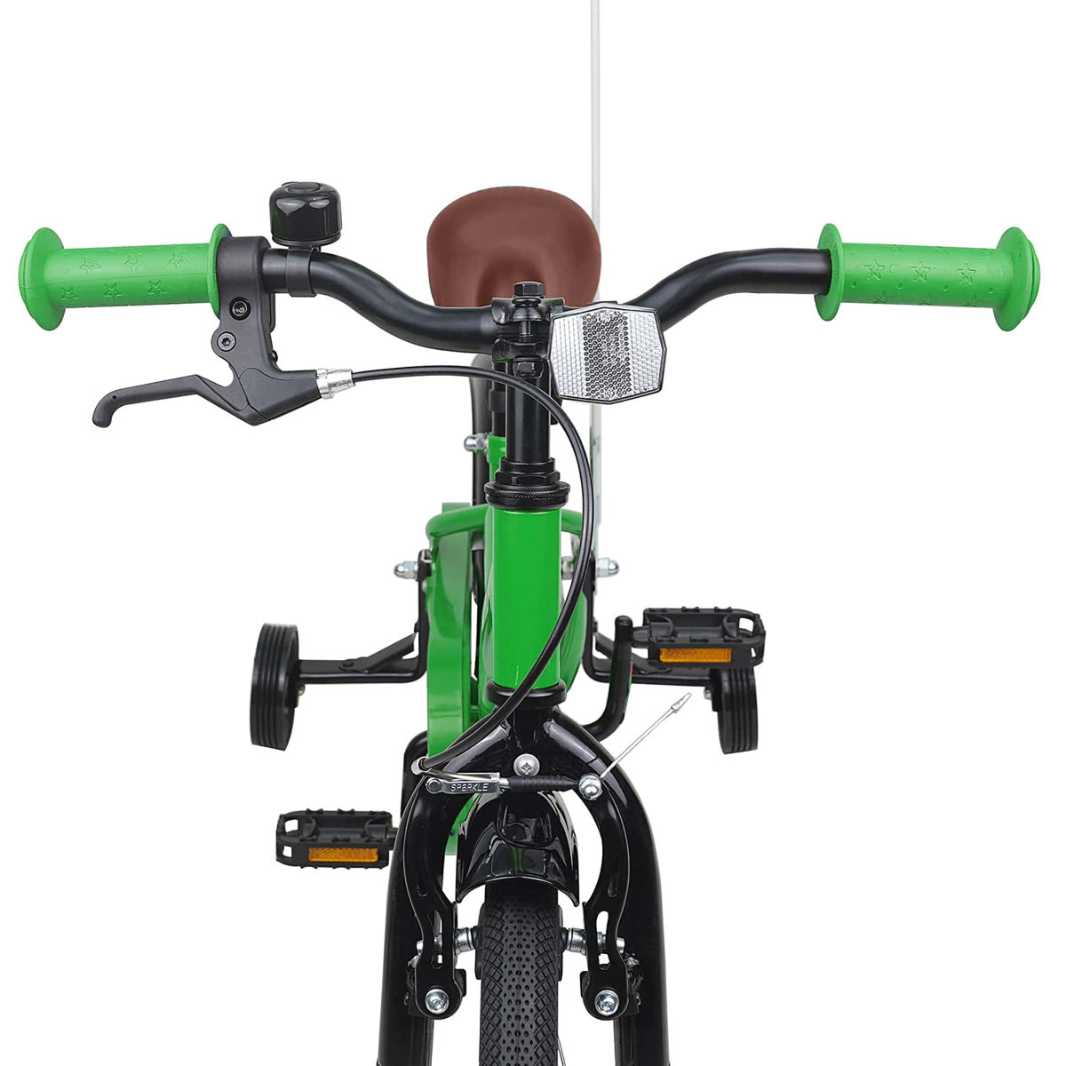 Grünes Kinderfahrrad mit braunem Sattel, Lenker mit Klingel und Stützrädern.