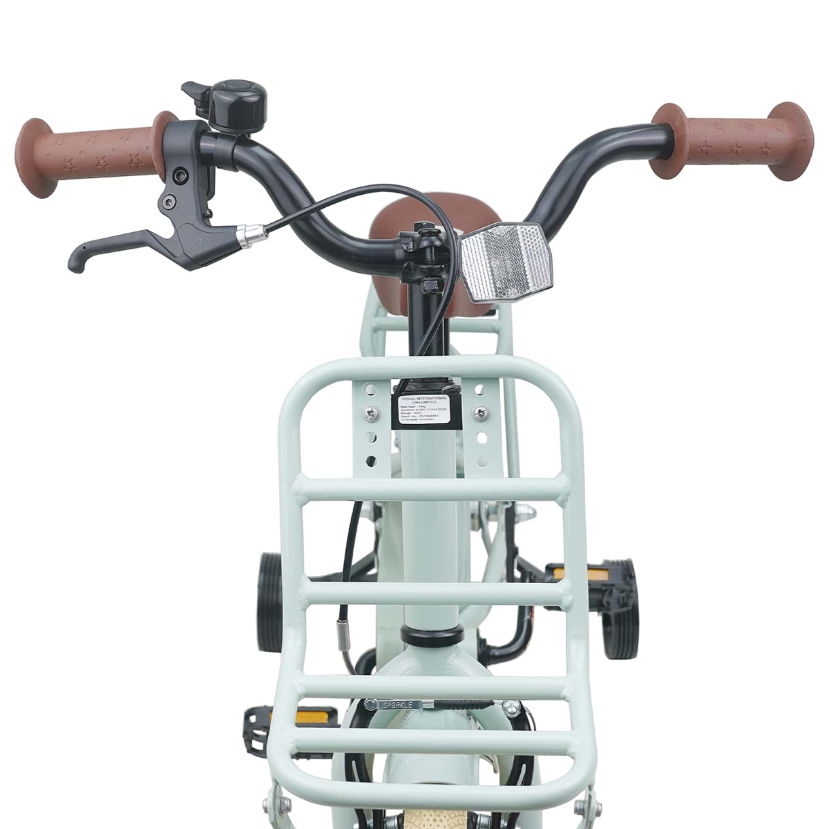Hellgrünes Kinderfahrrad mit braunen Griffen, Klingel, Vorderradkorb und Stützrädern.