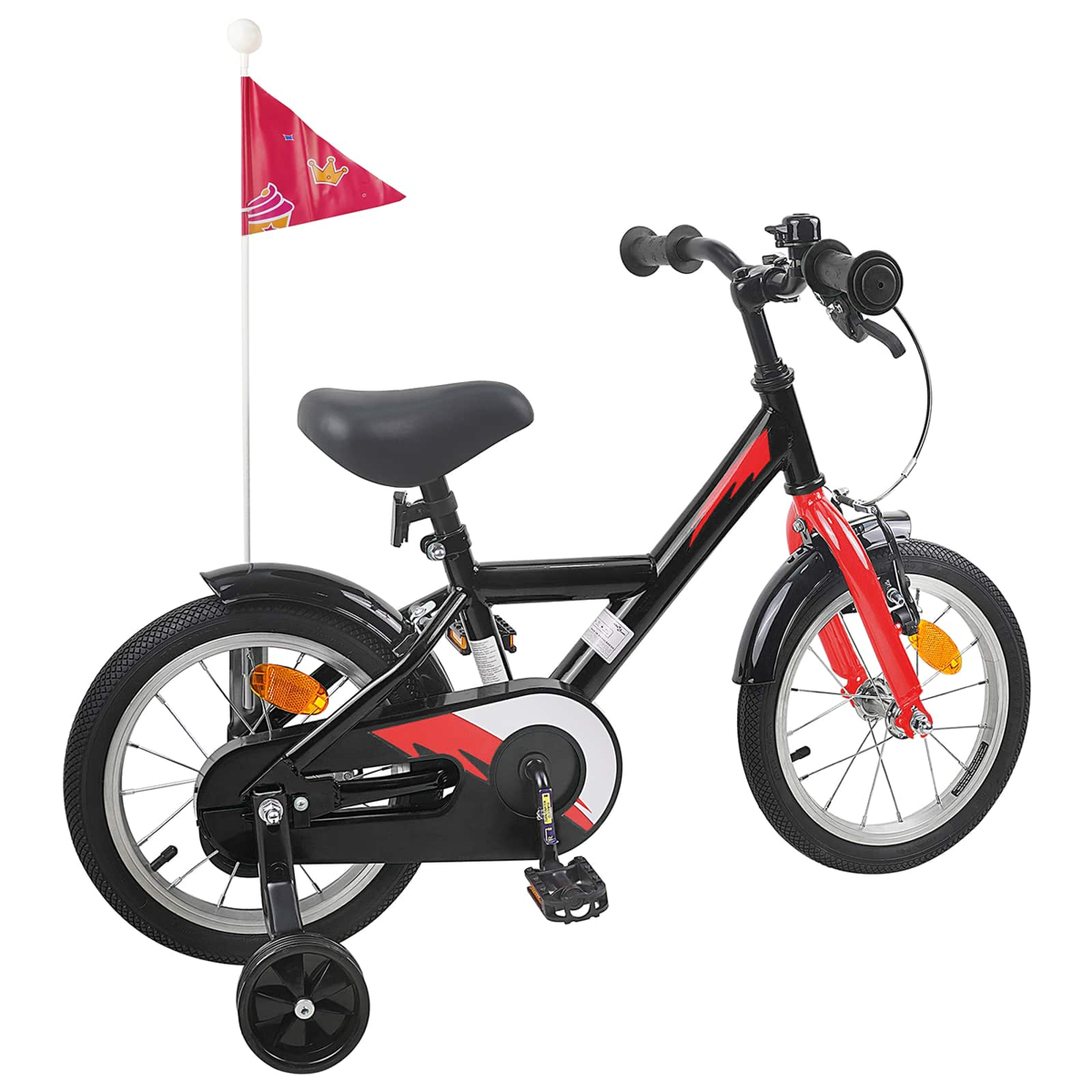Schwarzes Kinderfahrrad mit roten Akzenten, Stützrädern und einer pinken Fahne.