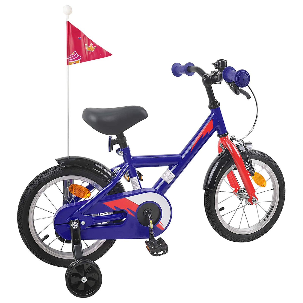 Ein blaues Kinderfahrrad mit Stützrädern, roten Akzenten und einer kleinen Fahne.