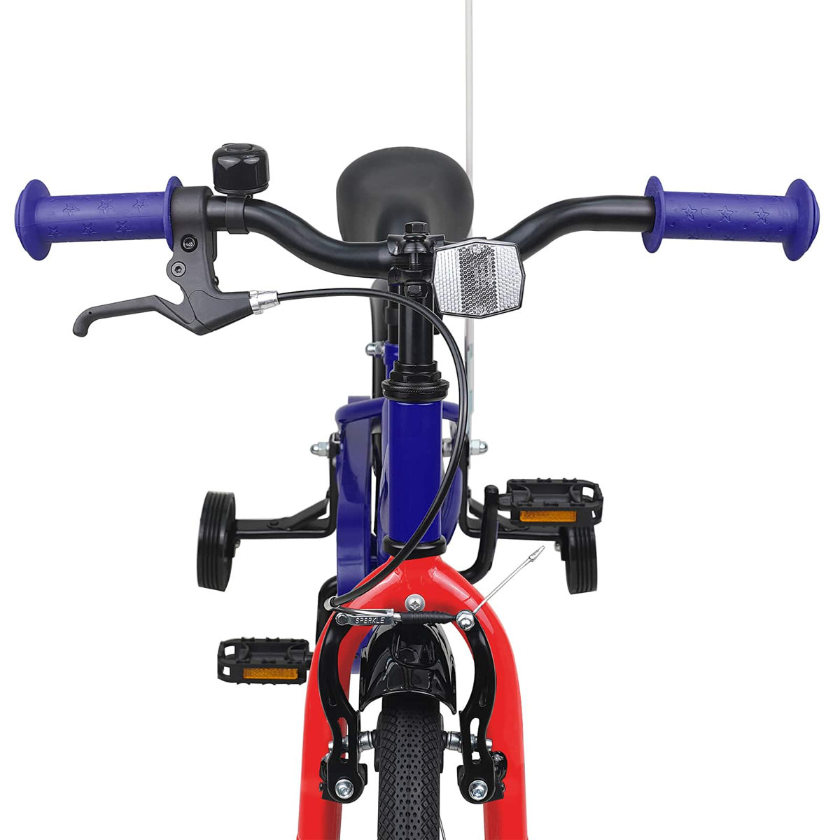 Kinderrad mit blauen Griffen, rotem Rahmen, Stützrädern und Klingel.