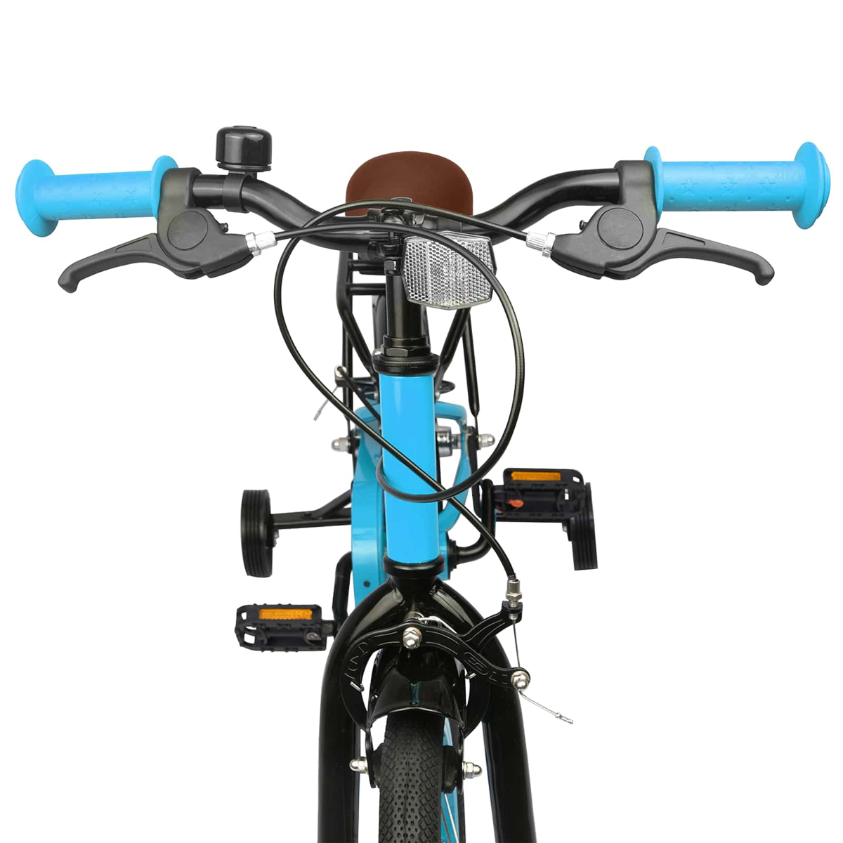 Ein blaues Fahrrad mit Stützrädern, braunem Sitz und blauen Lenkern. Vorderansicht.