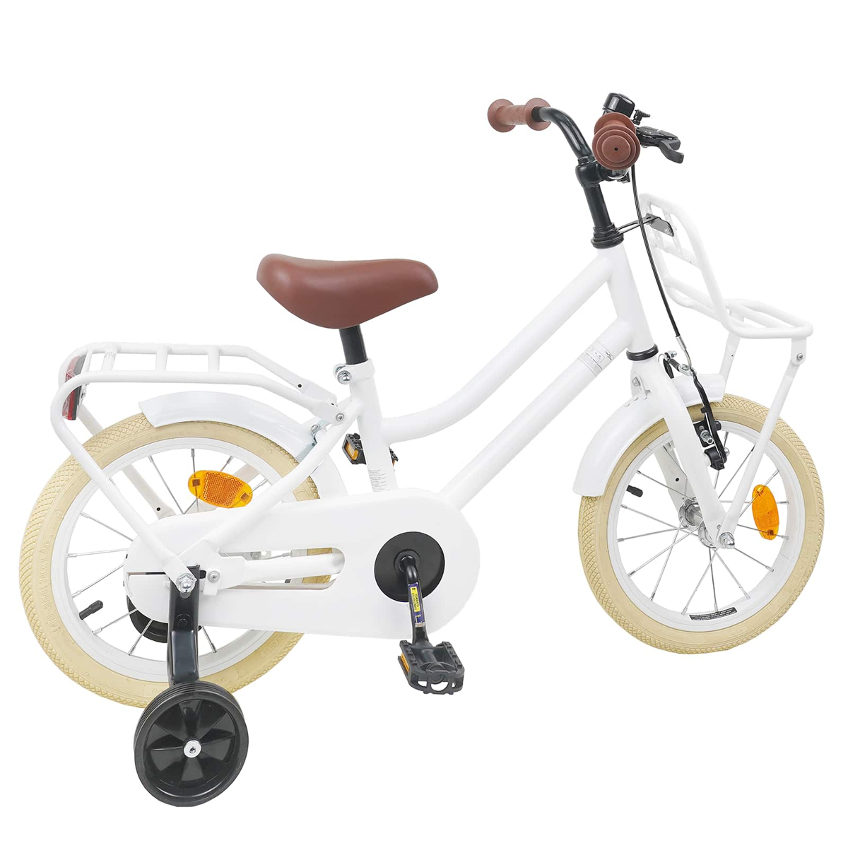 Ein weißes Kinderfahrrad mit braunem Sattel, Stützrädern und einem vorderen Korb.