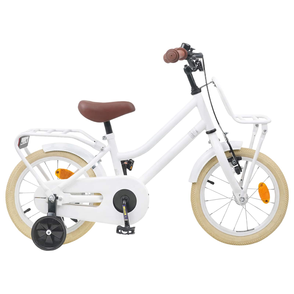 Ein weißes Kinderfahrrad mit braunem Sattel, Stützrädern und einem Frontkorb.