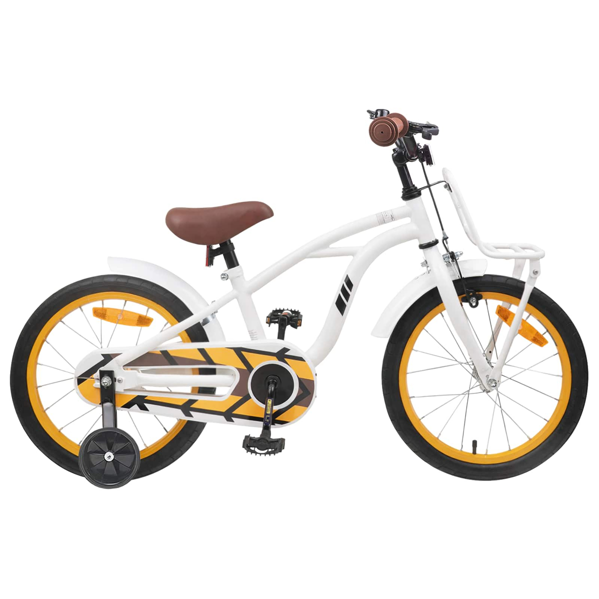 Ein weißes Kinderfahrrad mit braunem Sattel, Stützrädern und orange-gelben Felgen.