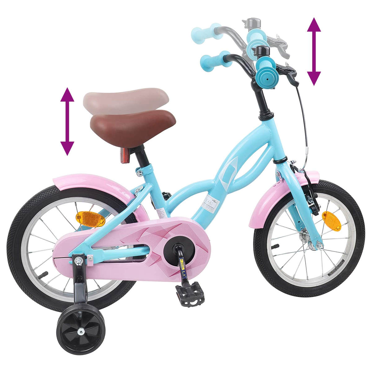 Ein hellblaues Kinderfahrrad mit rosa Schutzblechen und Stützrädern.