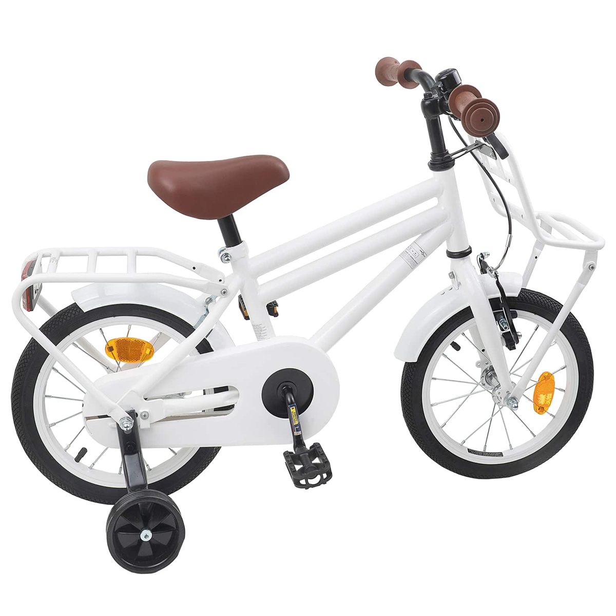 Ein weißes Kinderfahrrad mit braunem Sattel, Stützrädern und einem vorderen Korb.