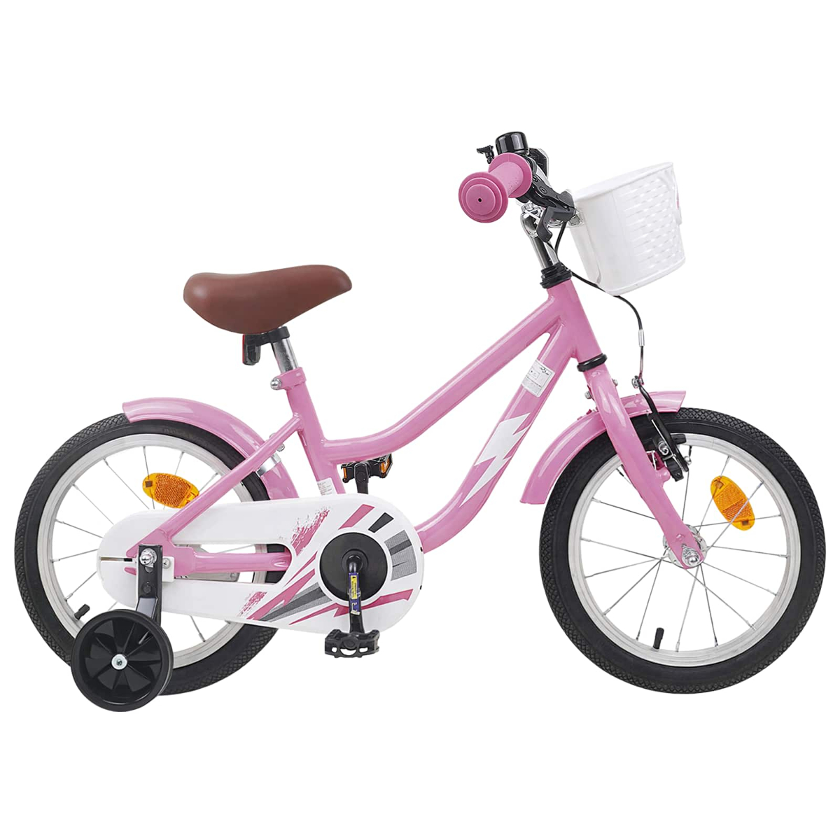 Ein pinkes Kinderfahrrad mit Stützrädern, braunem Sattel und weißem Korb.