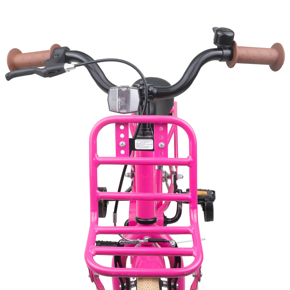 Ein pinkes Kinderfahrrad mit Vorderradkorb, Lenker mit Klingel und braunen Griffen.