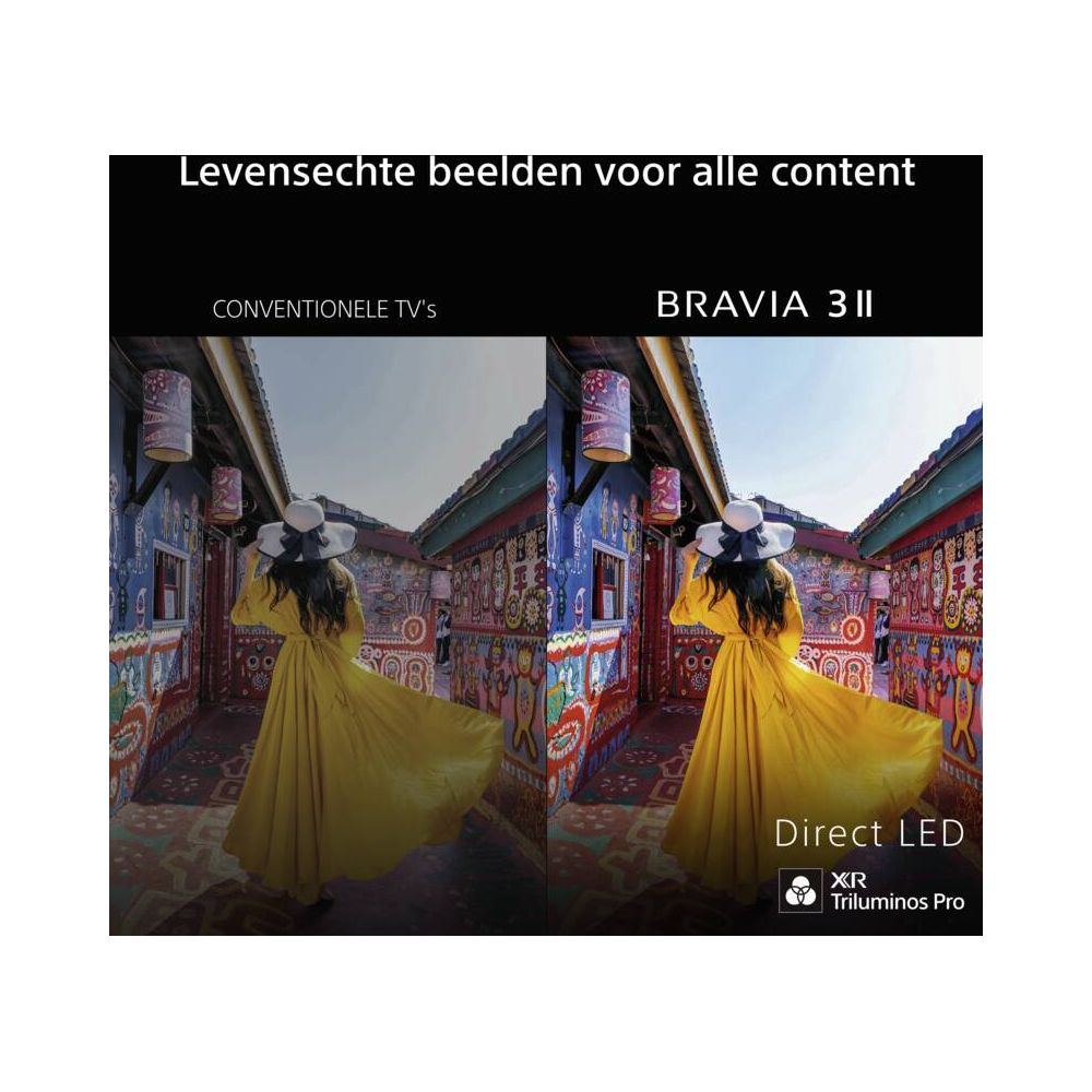 Eine Frau in einem gelben Kleid steht in einer bunten Gasse mit verzierten Häusern.