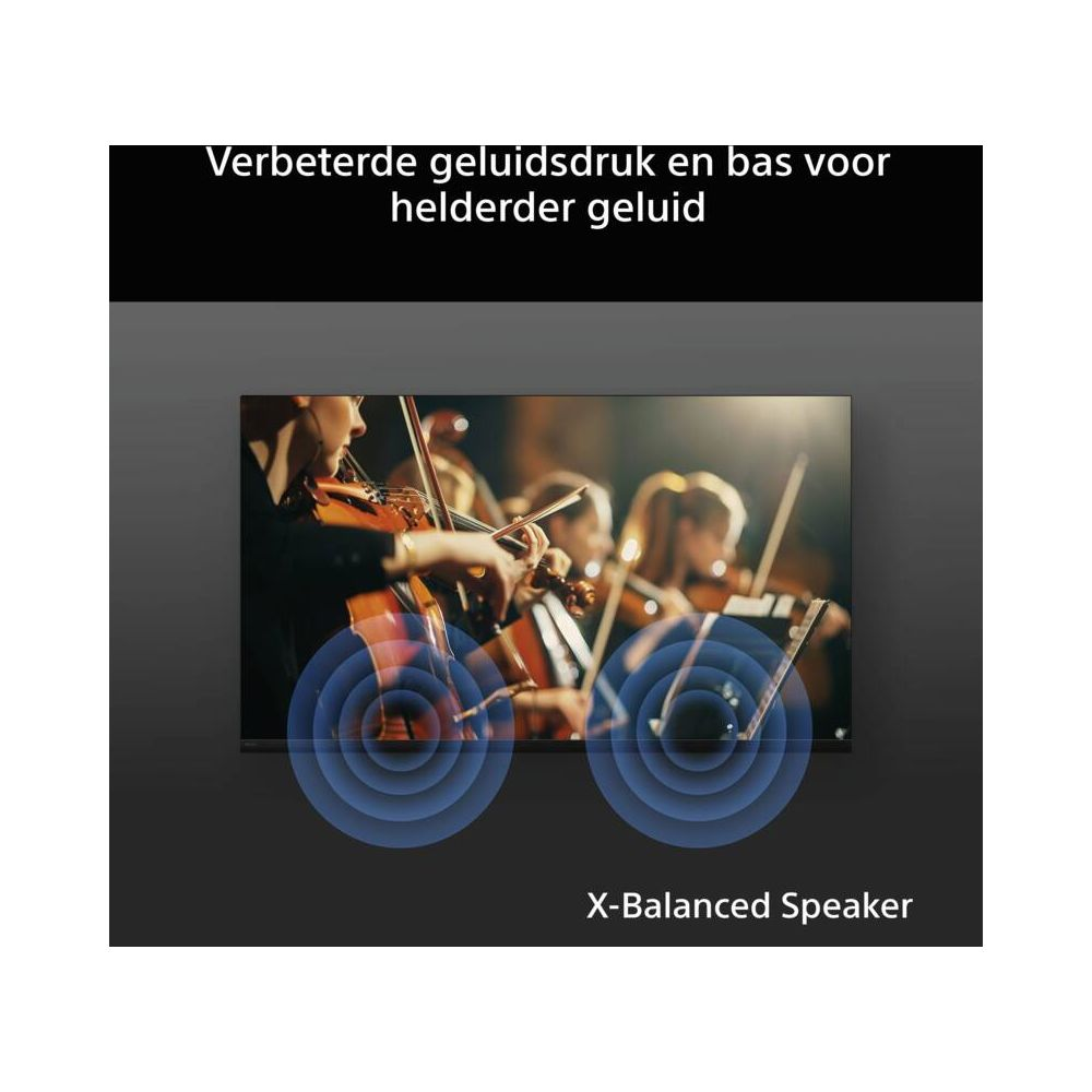 Orchester spielt mit konzentrierten Gesichtern, Schallwellen überlagern die Szene.