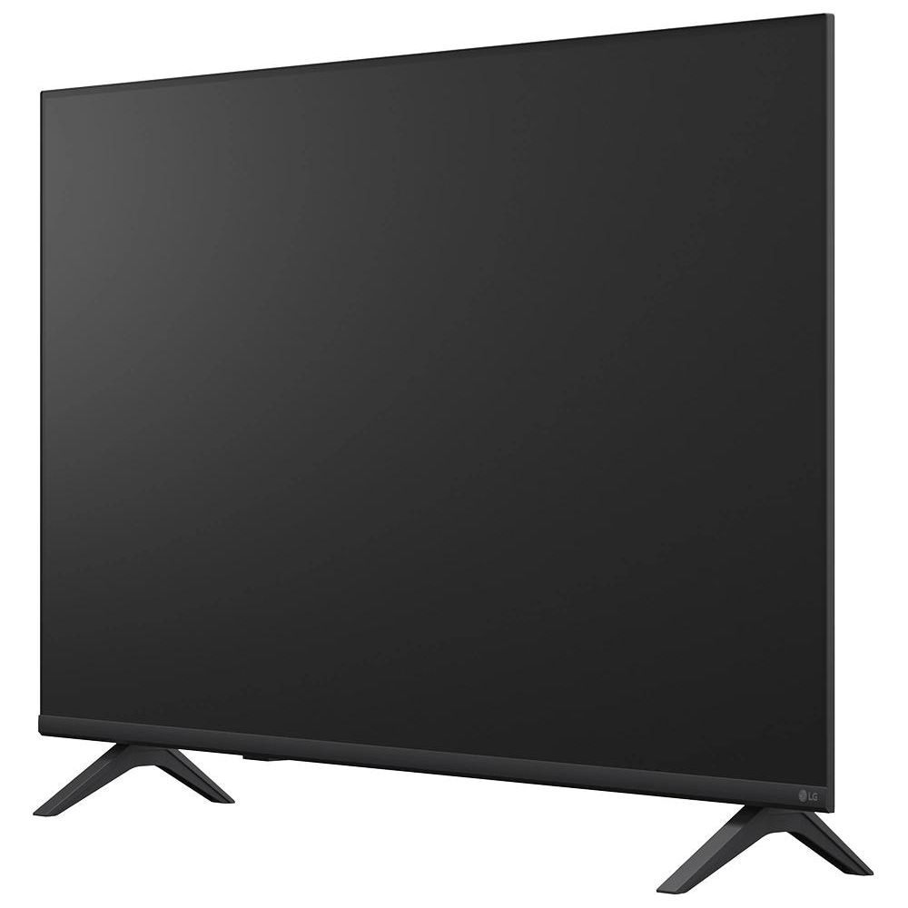 Ein schwarzer Flachbildfernseher mit silbernen Füßen auf weißem Hintergrund.