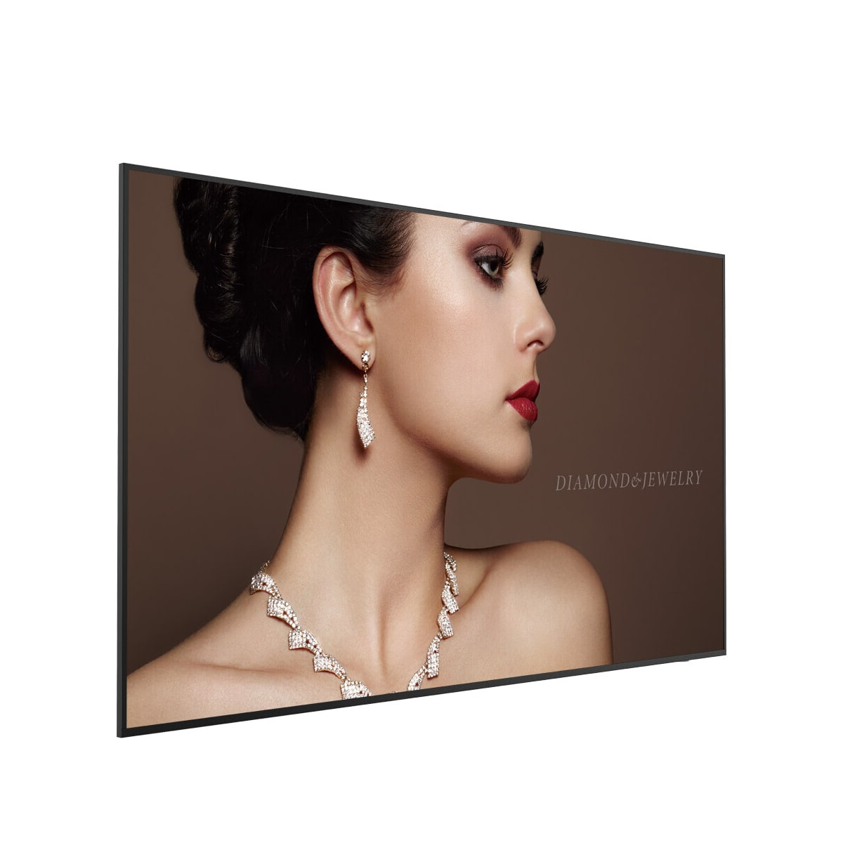 Donna di profilo indossa orecchini e collana di diamanti, testo DIAMOND & JEWELRY.