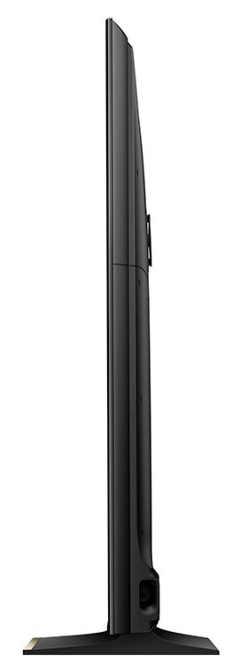 Une télévision noire au profil fin repose sur un socle noir.