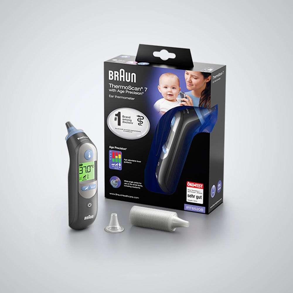 Un termometro auricolare Braun ThermoScan 7 con confezione e accessori.