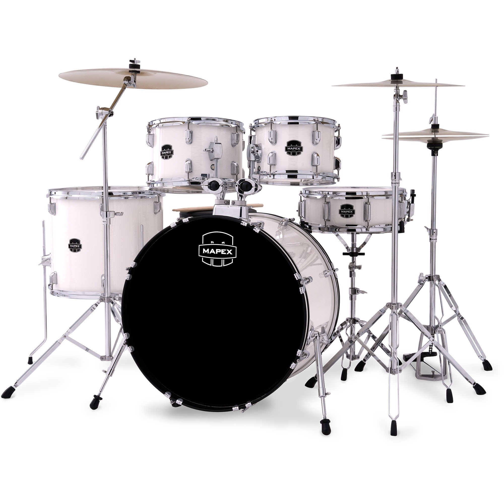 Bas davulunda Mapex logosu bulunan beyaz bir davul seti.