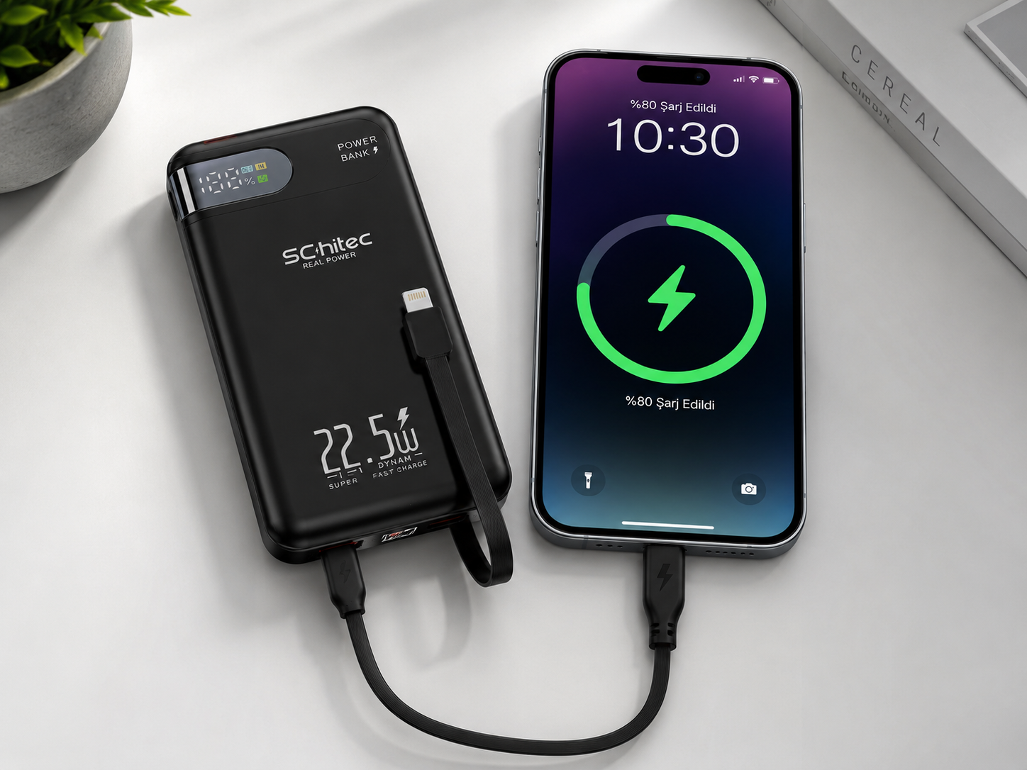 Siyah powerbank, %80 gösteren bir iPhone'u şarj ediyor.