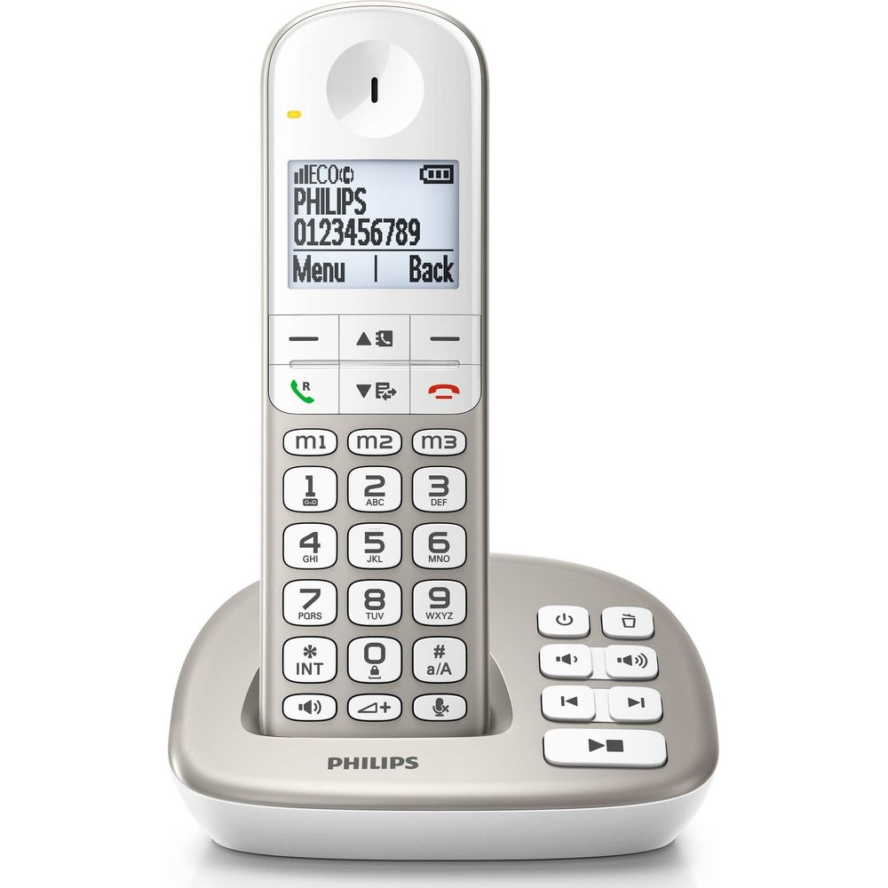 Una cornetta telefonica cordless Philips bianca poggia sulla sua base di ricarica beige.