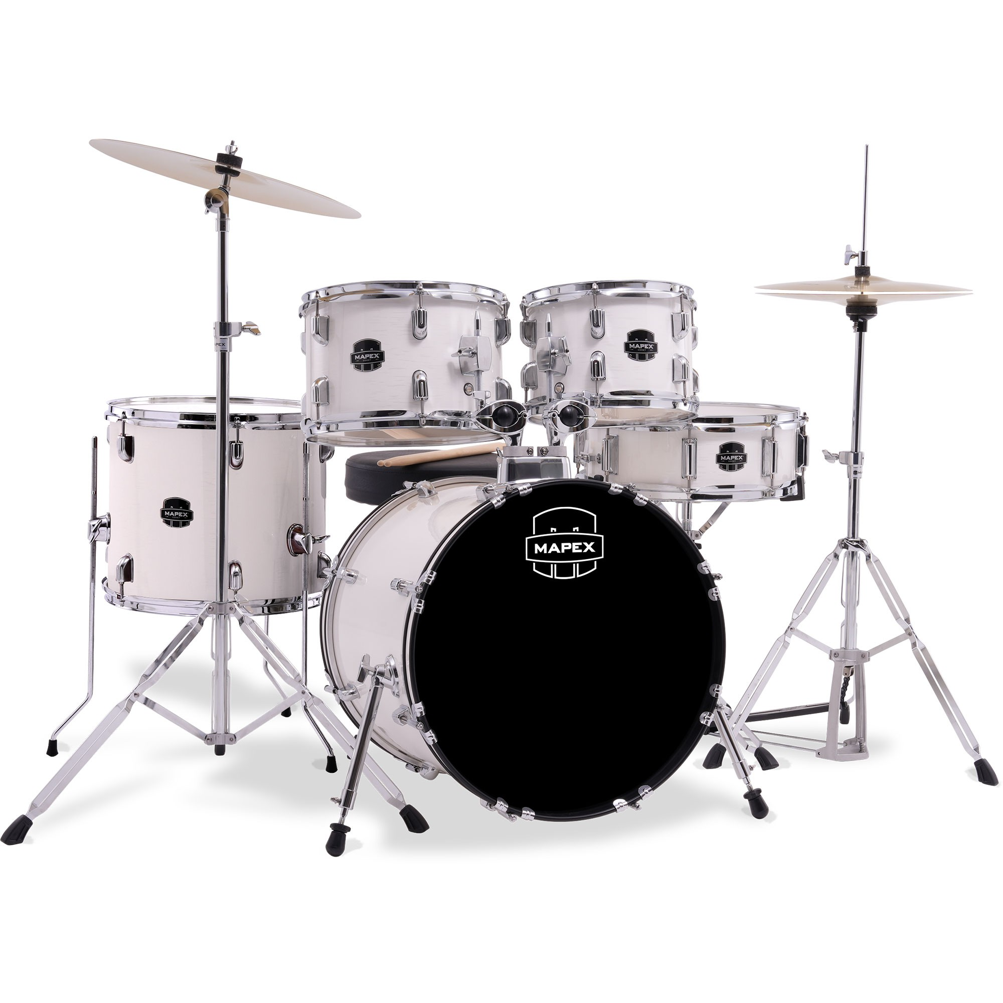 Siyah bas davul ve gümüş donanıma sahip beyaz bir Mapex davul seti.