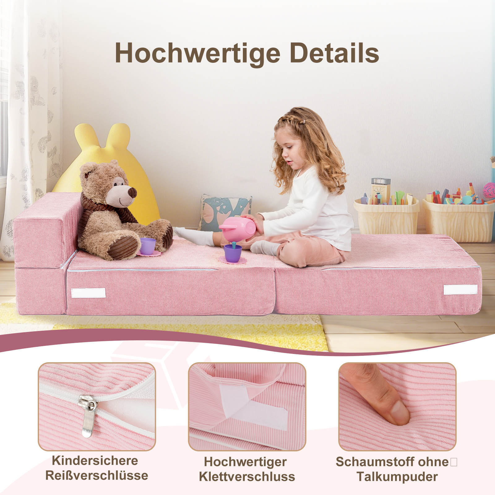 Ein Mädchen spielt auf einem rosa Schlafsofa mit einem Teddybär und Spielzeug.