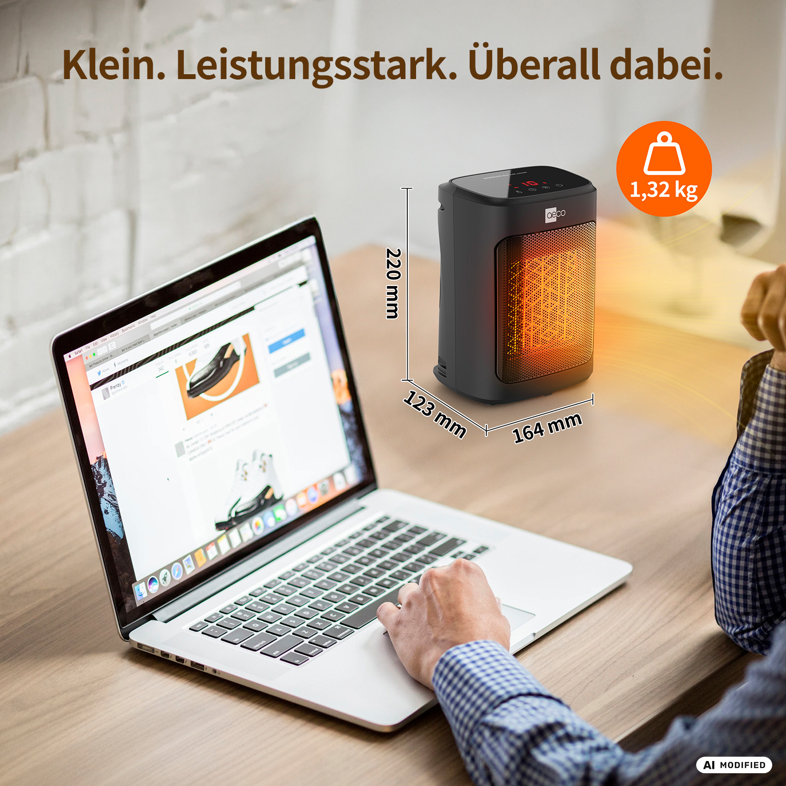 Ein kleiner Heizlüfter neben einem Laptop, 1,32 kg schwer.