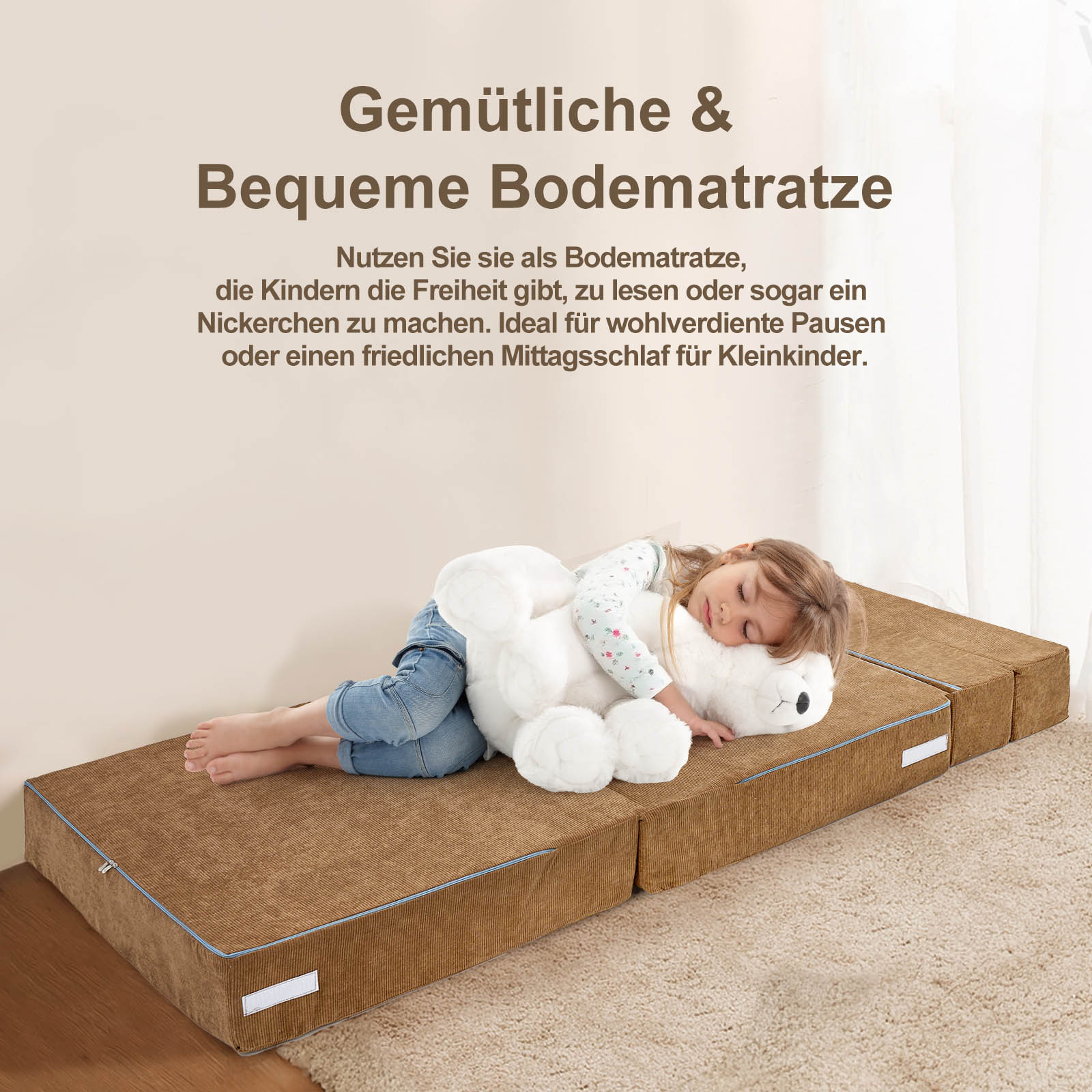 Ein kleines Mädchen schläft mit einem weißen Teddybär auf einer braunen Bodenmatratze.