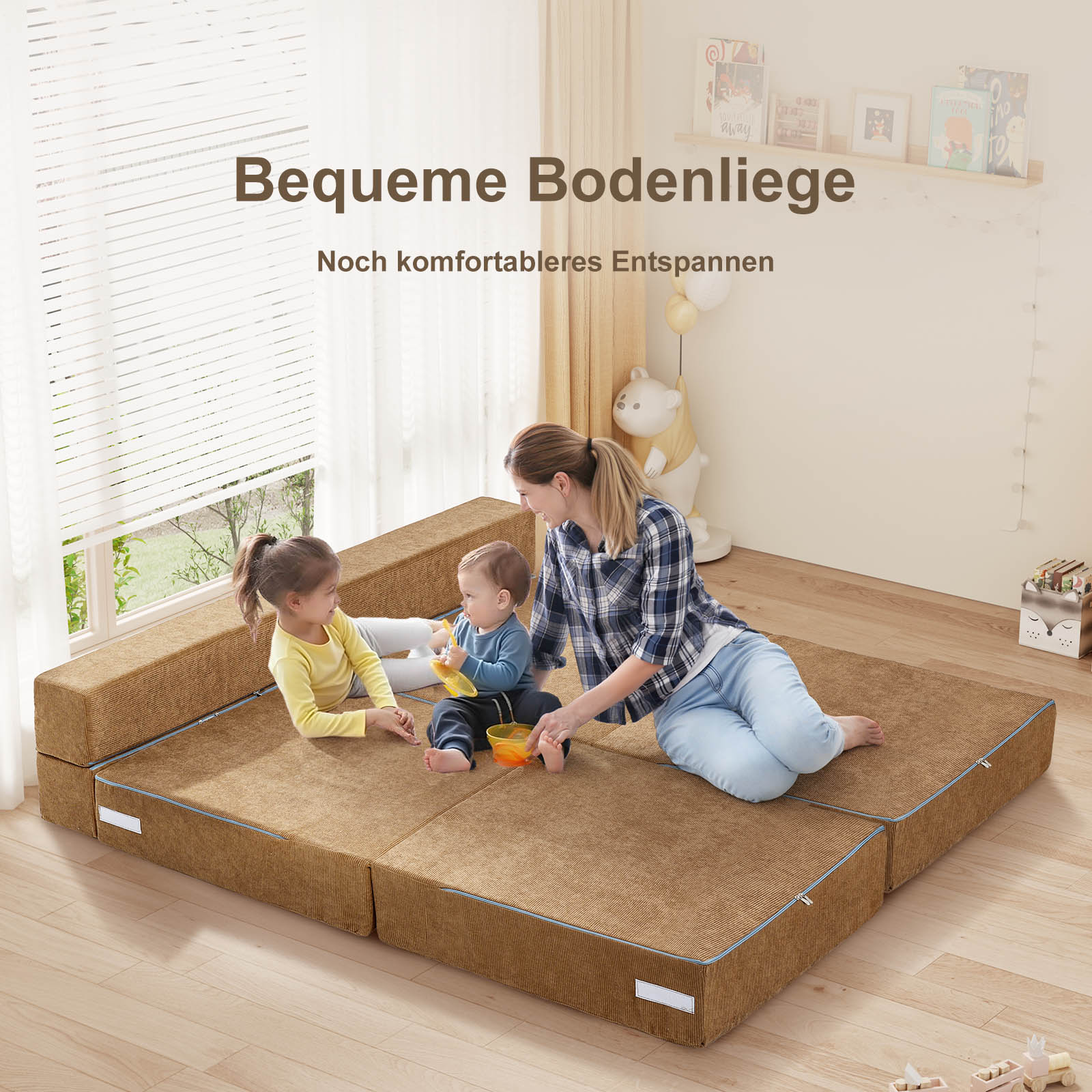 Eine Frau sitzt auf einem braunen Bodenbett mit zwei Kindern.