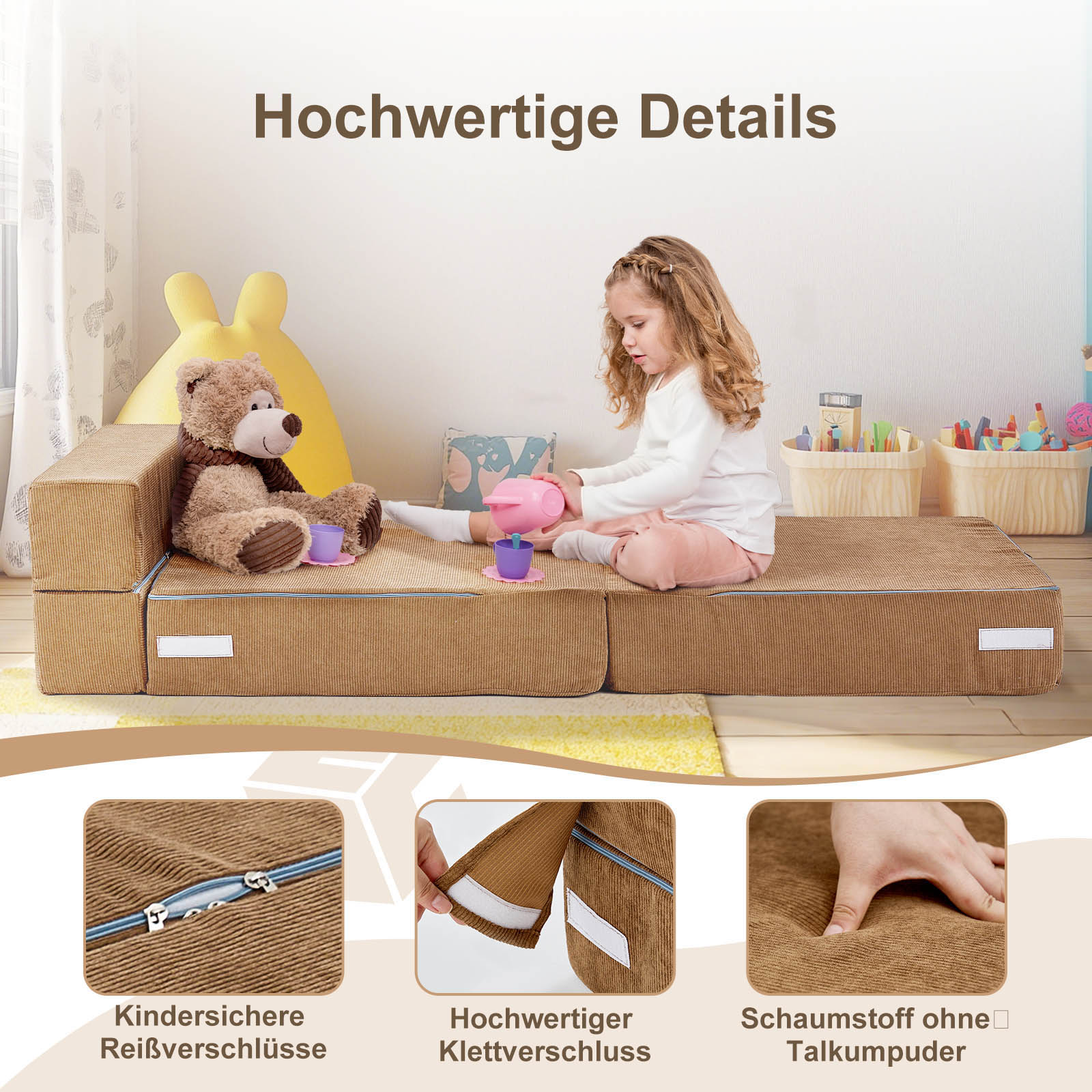 Ein Mädchen spielt mit Spielzeug auf einem braunen Schaumstoffsofa, neben einem Teddybär.
