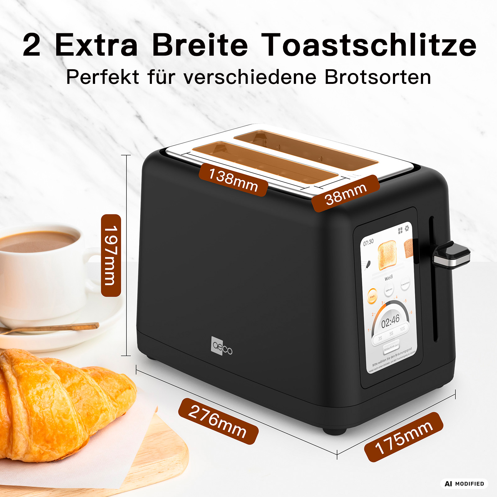 Schwarzer Toaster mit breiten Schlitzen, daneben ein Croissant und eine Kaffeetasse.