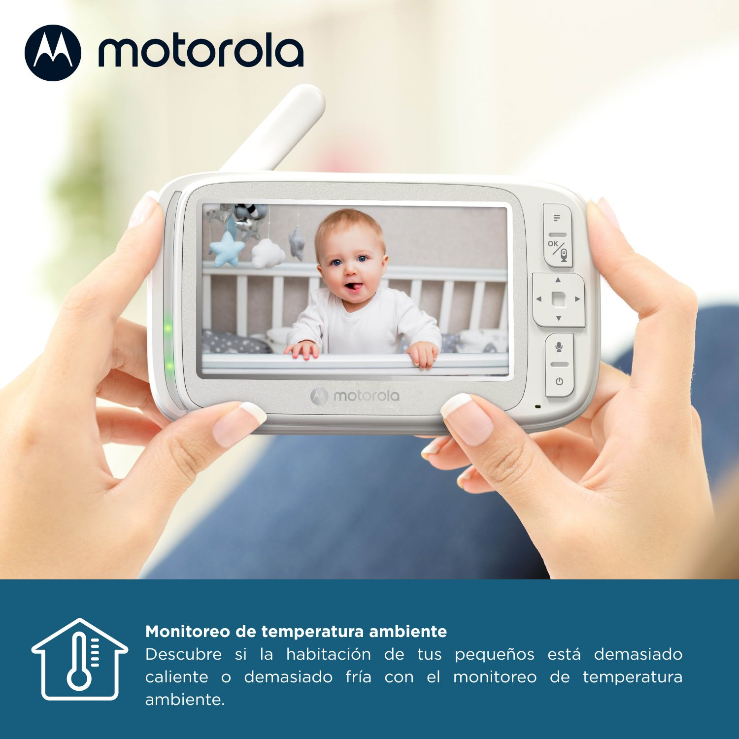 Un bambino in una culla è visto su un baby monitor tenuto da una mano.