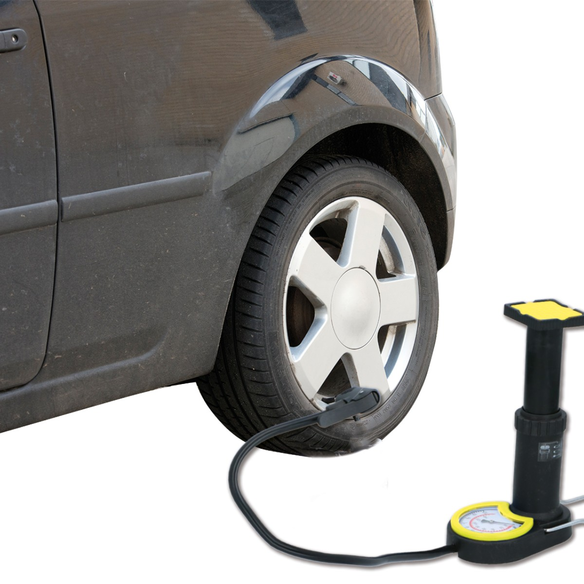 Ein schwarzer PKW-Reifen wird mit einer schwarzen Handpumpe mit Manometer aufgepumpt.