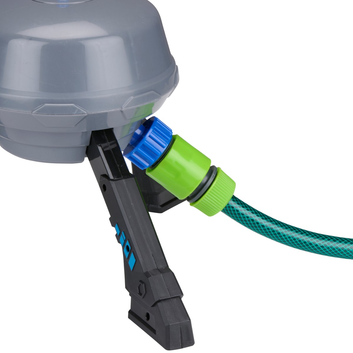 Tête d'arroseur grise avec connecteur de tuyau vert et valve bleue.